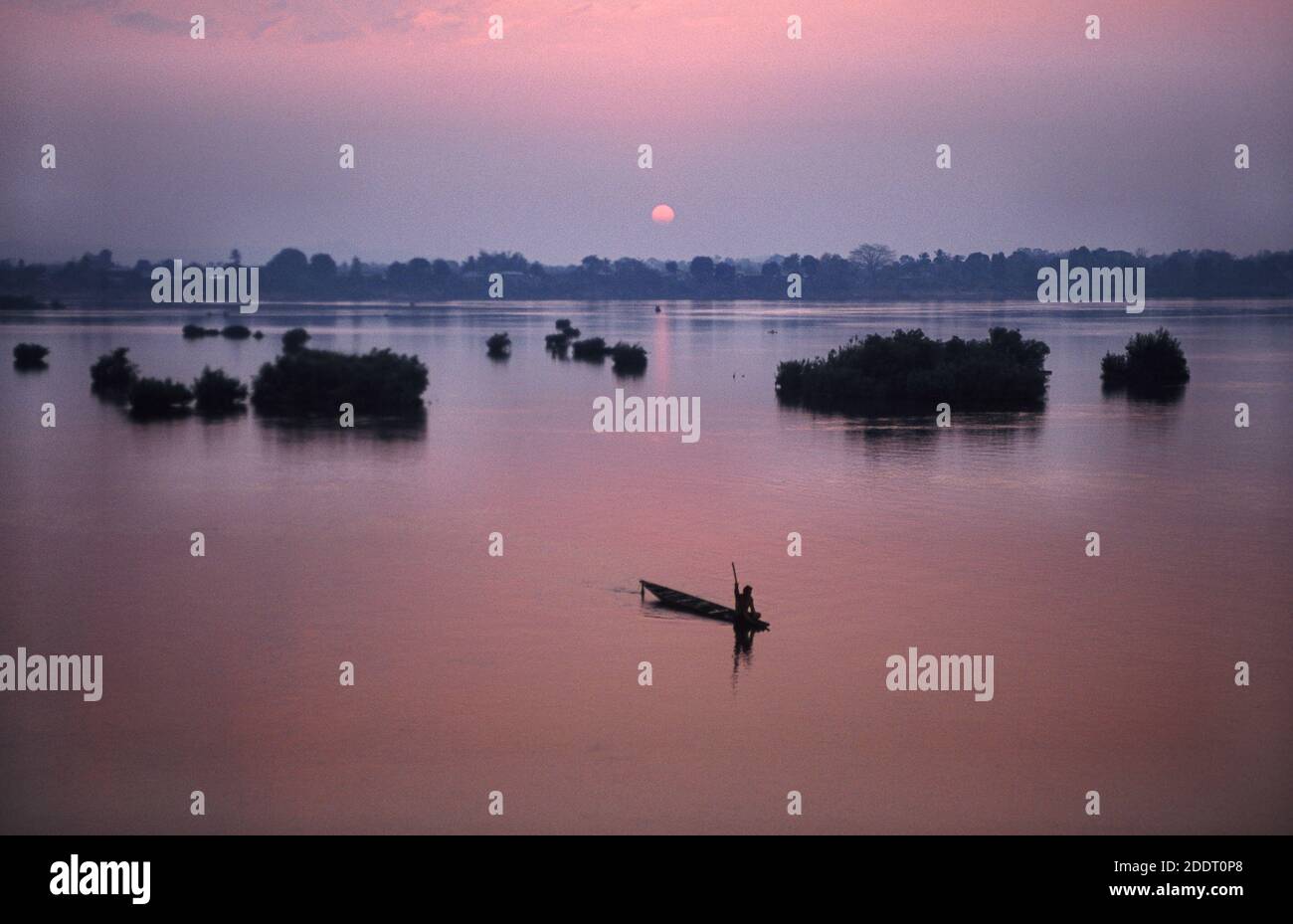 31.01.2010, Muang Khong, Laos, Asia - guardando dall'isola di Don Det su una canoa di legno che si staglia contro l'alba sul fiume Mekong. Foto Stock