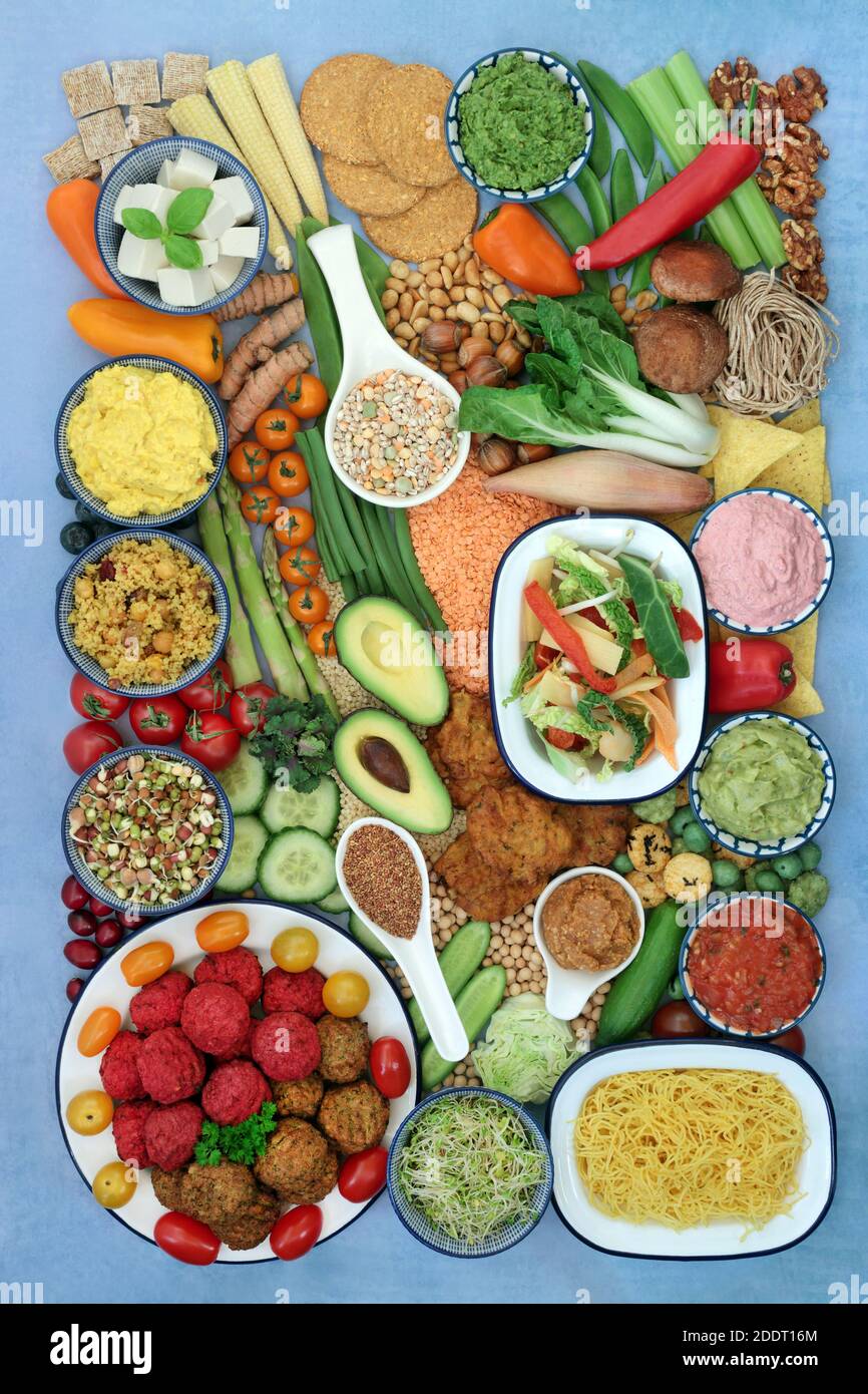 Alimentazione vegana etica per un pianeta sano con alimenti a base di piante ad alto contenuto proteico, omega 3, antiossidanti, antocianine, fibre, vitamine e minerali. Foto Stock