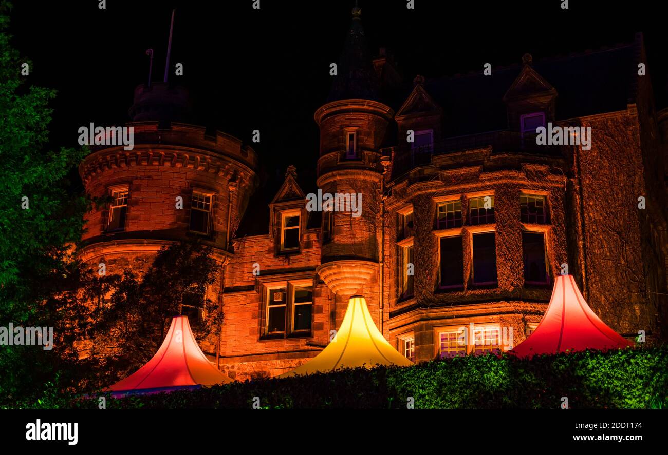 Scots Baronial edificio vittoriano Mansion House illuminato di notte, Zoo di Edimburgo, Scozia, Regno Unito Foto Stock