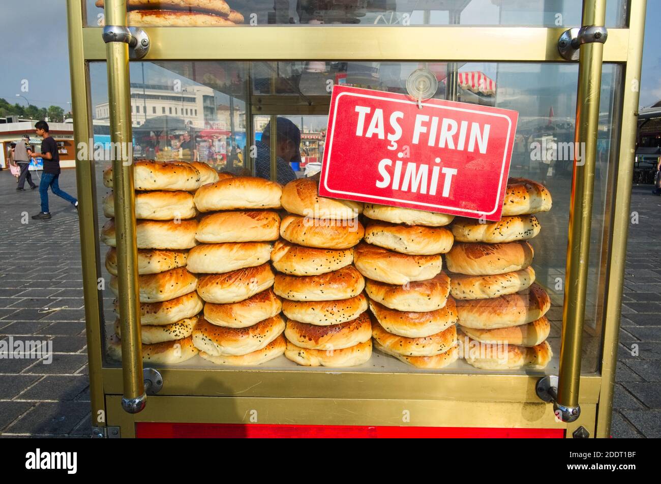 Istanbul, Turchia - Settembre, 2018: Tradizionale venditore di strada con popolare pane circolare di cibo turco con semi di sesamo chiamato Simit. Anche conosciuto come Tu Foto Stock