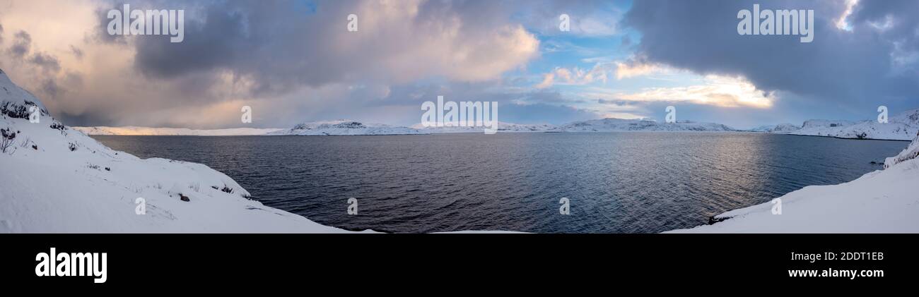 Panorama ad altissima risoluzione di un golfo circondato da montagne innevate nella regione artica (Golfo di Teriberka, vicino a Murmansk, Russia) sulla Ba Foto Stock