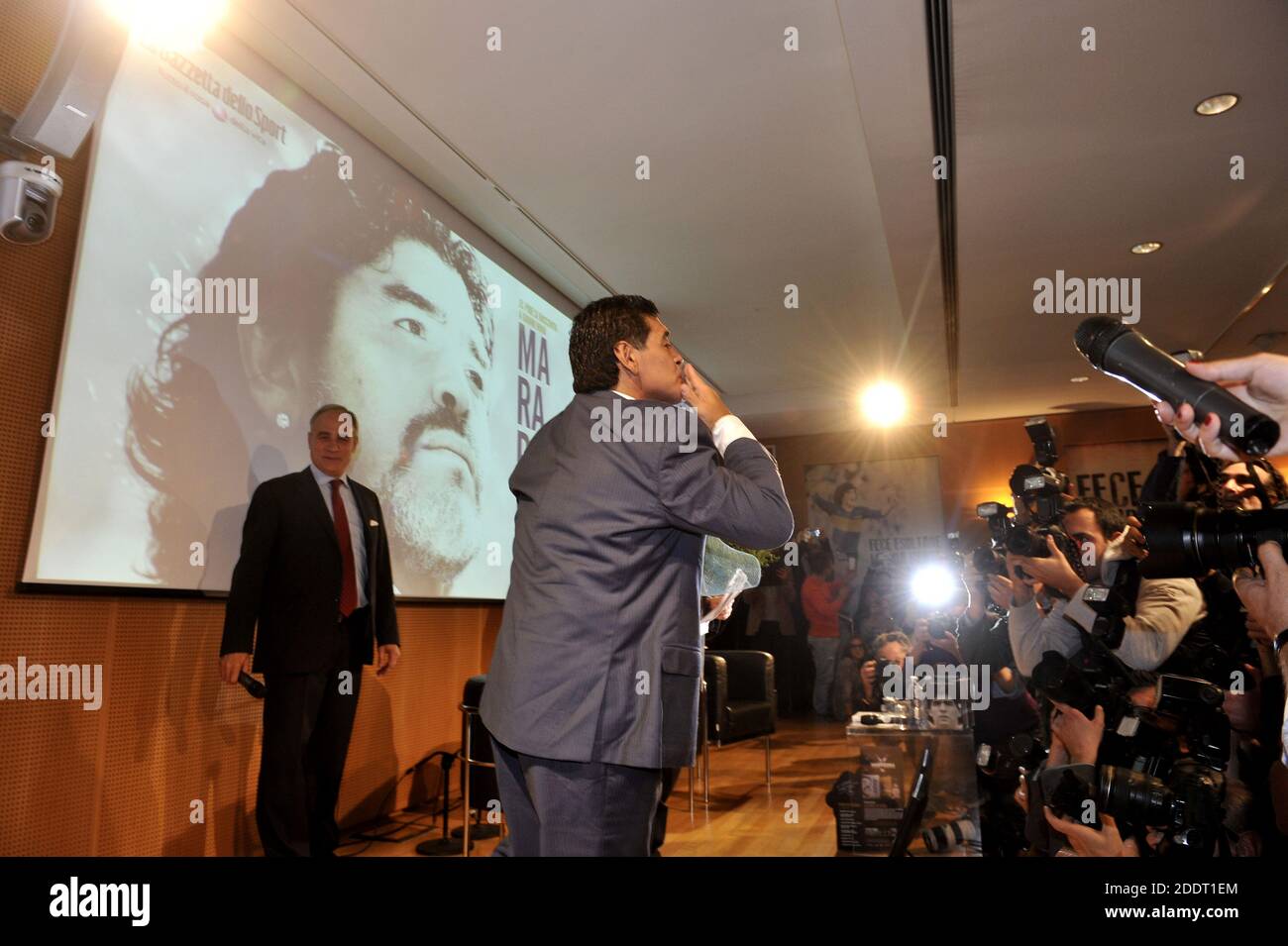 Leggendario calciatore argentino Diego Armando Maradona, uno dei più grandi calciatori di sempre, durante una conferenza stampa, a Milano. Foto Stock