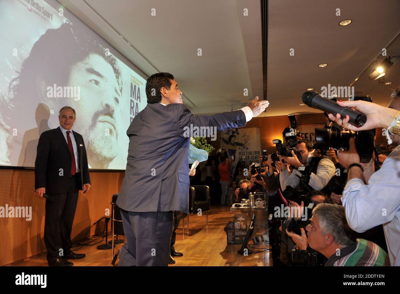 Leggendario calciatore argentino Diego Armando Maradona, uno dei più grandi calciatori di sempre, durante una conferenza stampa, a Milano. Foto Stock
