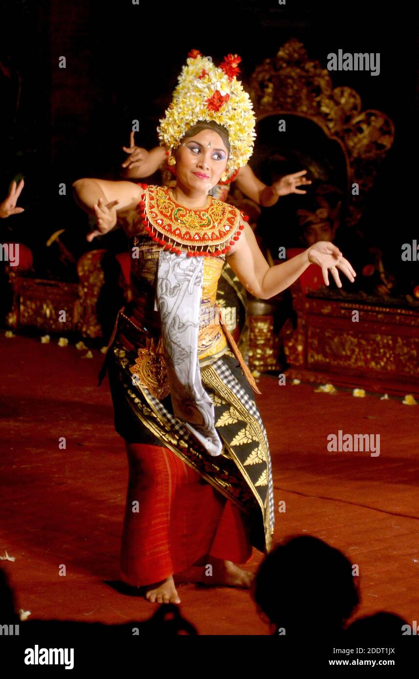 Una ballerina balinese che indossa abiti tradizionali, a Bali, Indonesia. Foto Stock
