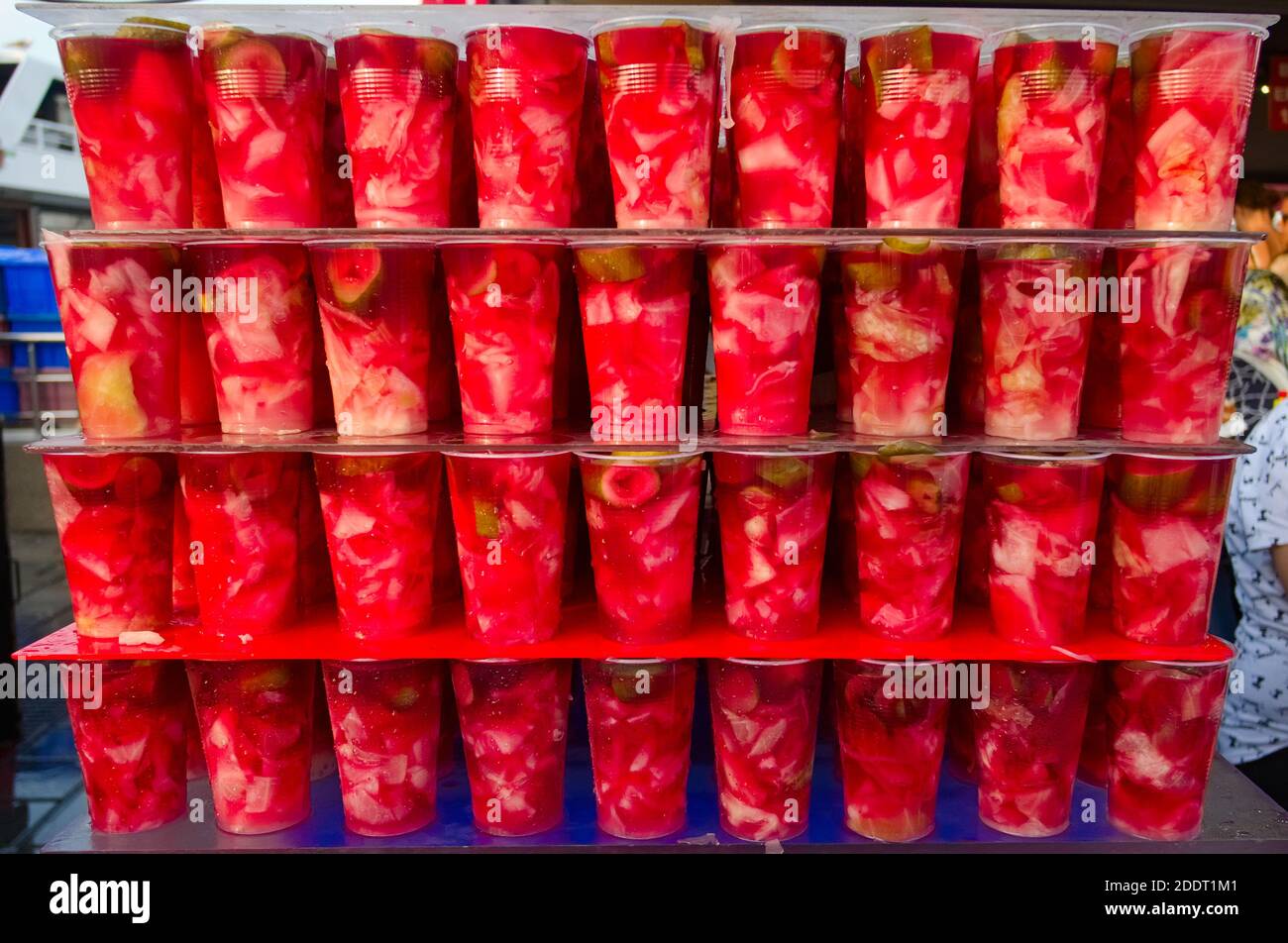 Cibo tradizionale turco di strada - verdure sottaceto in scatola in salamoia. I pickles rossi sul venditore di cibo di strada primo piano su piazza Eminonu a Istanbul, Turchia Foto Stock
