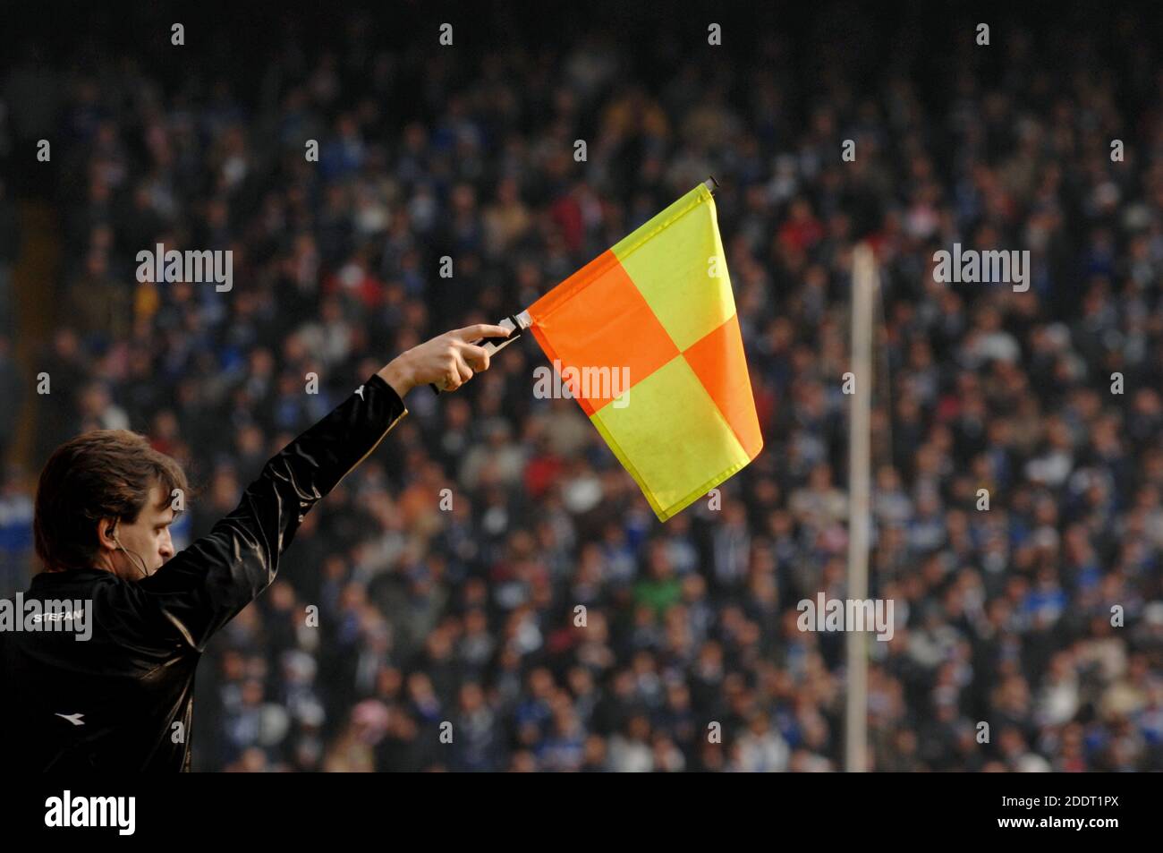 Arbitro linesman sventolando bandiera per un offside durante una partita di  calcio, allo stadio Ferraris, a Genova. Italia Foto stock - Alamy