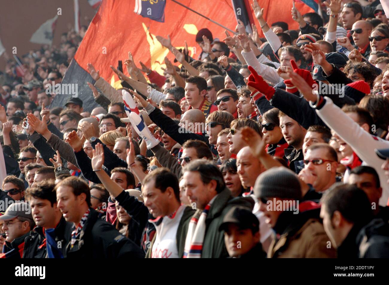 Genova CFC tifosi sventolano bandiere durante la partita di calcio derby UC Sampdoria vs CFC Genova, a Genova. Foto Stock