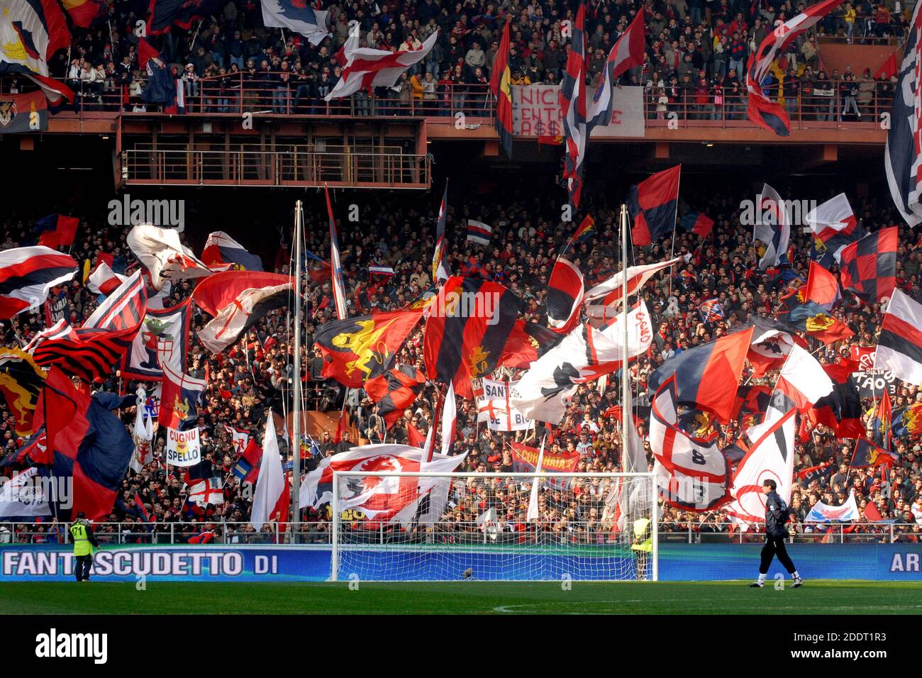 Genova CFC tifosi sventolano bandiere durante la partita di calcio derby UC Sampdoria vs CFC Genova, a Genova. Foto Stock