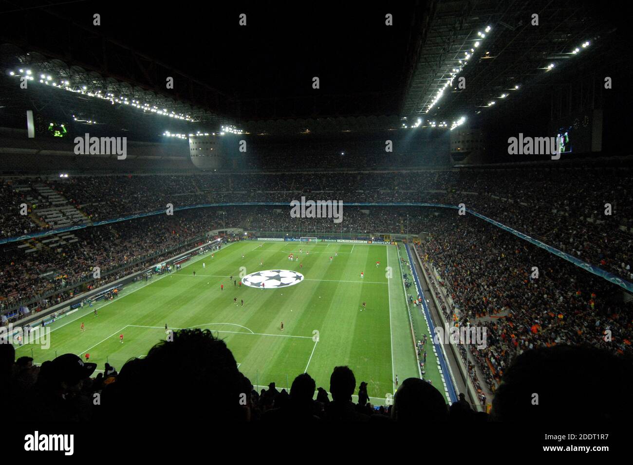 Vista panoramica dello stadio di San Siro di notte prima dell'inizio di una partita di calcio della UEFA Champions League. Milano, Italia. 2007. Foto Stock