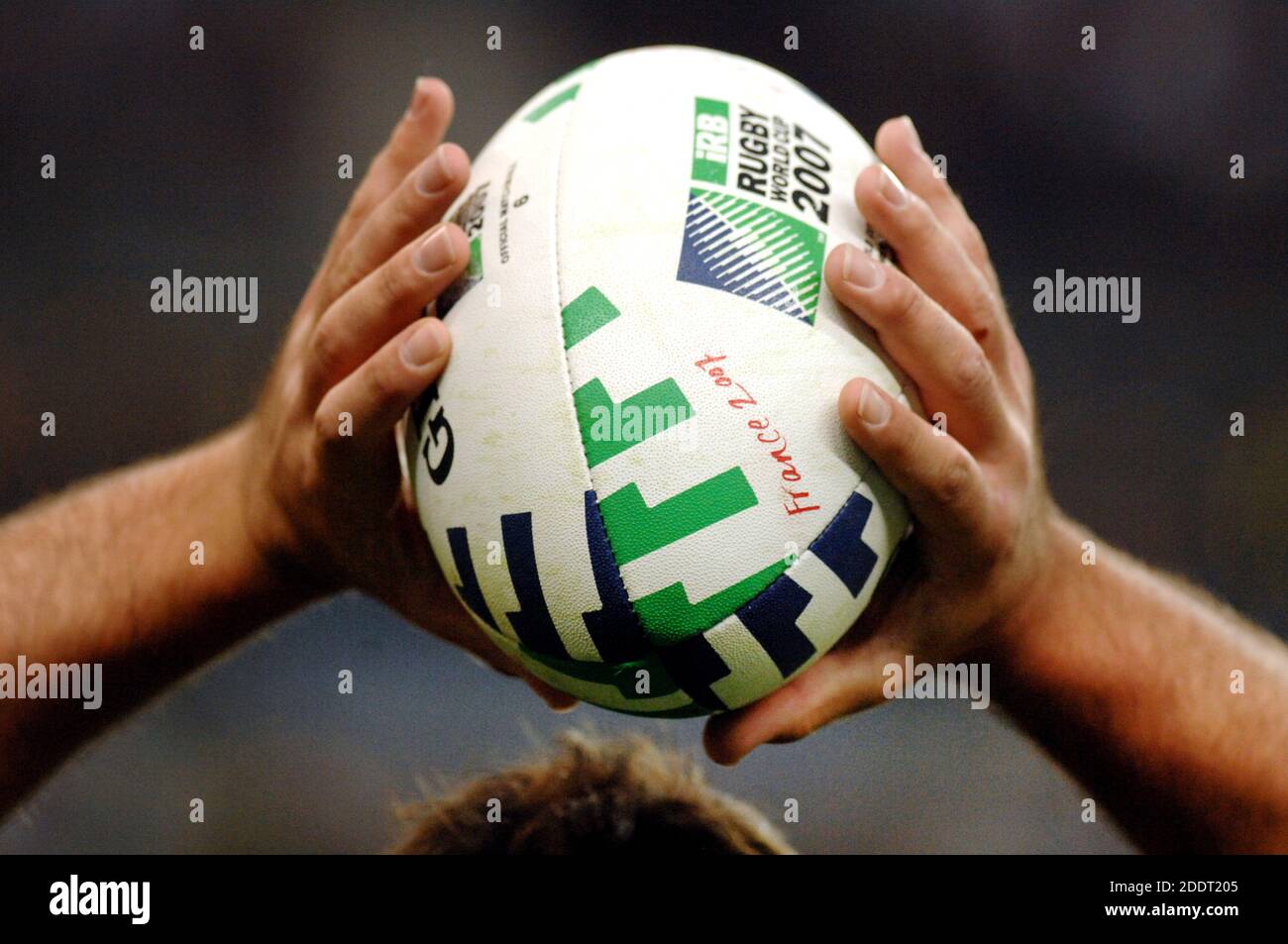 Le mani del giocatore di Rugby che tiene la palla di rugby ufficiale durante la finale Inghilterra contro Sud Africa, della Coppa del mondo di Rugby, Francia 2007, a Parigi Foto Stock