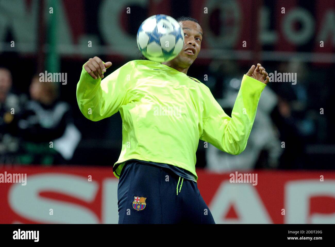 Il calciatore brasiliano Ronaldinho del FC Barcelona durante una partita della UEFA Champions League contro AC Milan, a Milano, 2007. Foto Stock