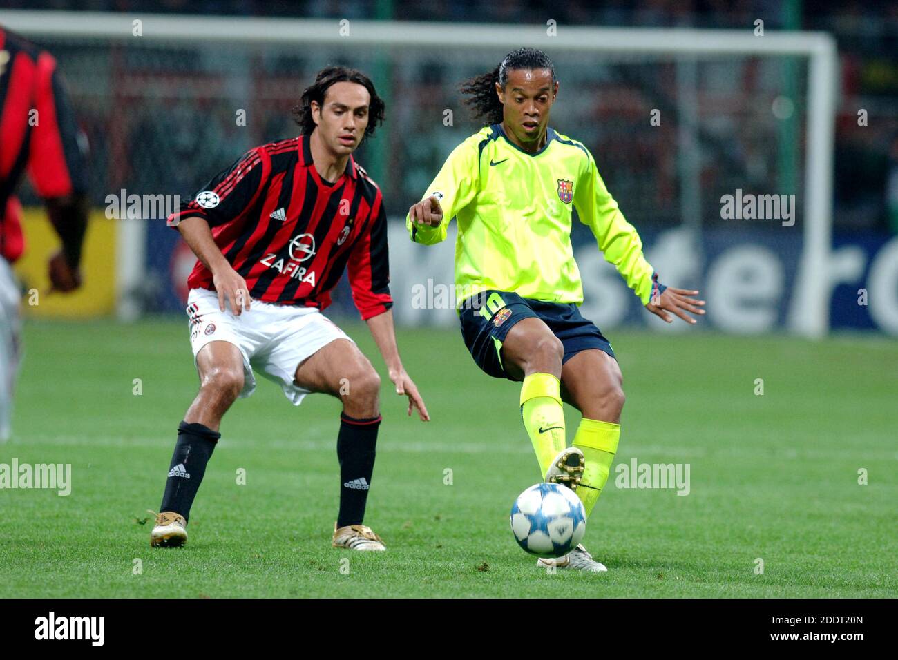 Il calciatore brasiliano Ronaldinho del FC Barcelona, e Alessandro Nesta dell'AC Milan durante una partita della UEFA Champions League, a Milano, 2007. Foto Stock