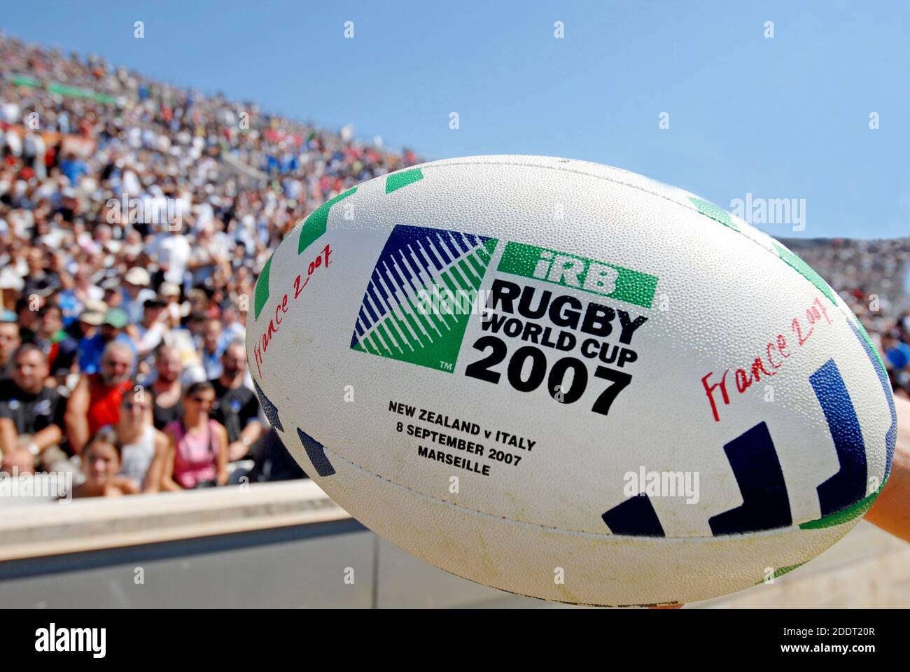 La palla ovale di rugby ufficiale con gli appassionati di stadio sullo sfondo allo stadio Velodrome, a Marsiglia. Francia. Foto Stock