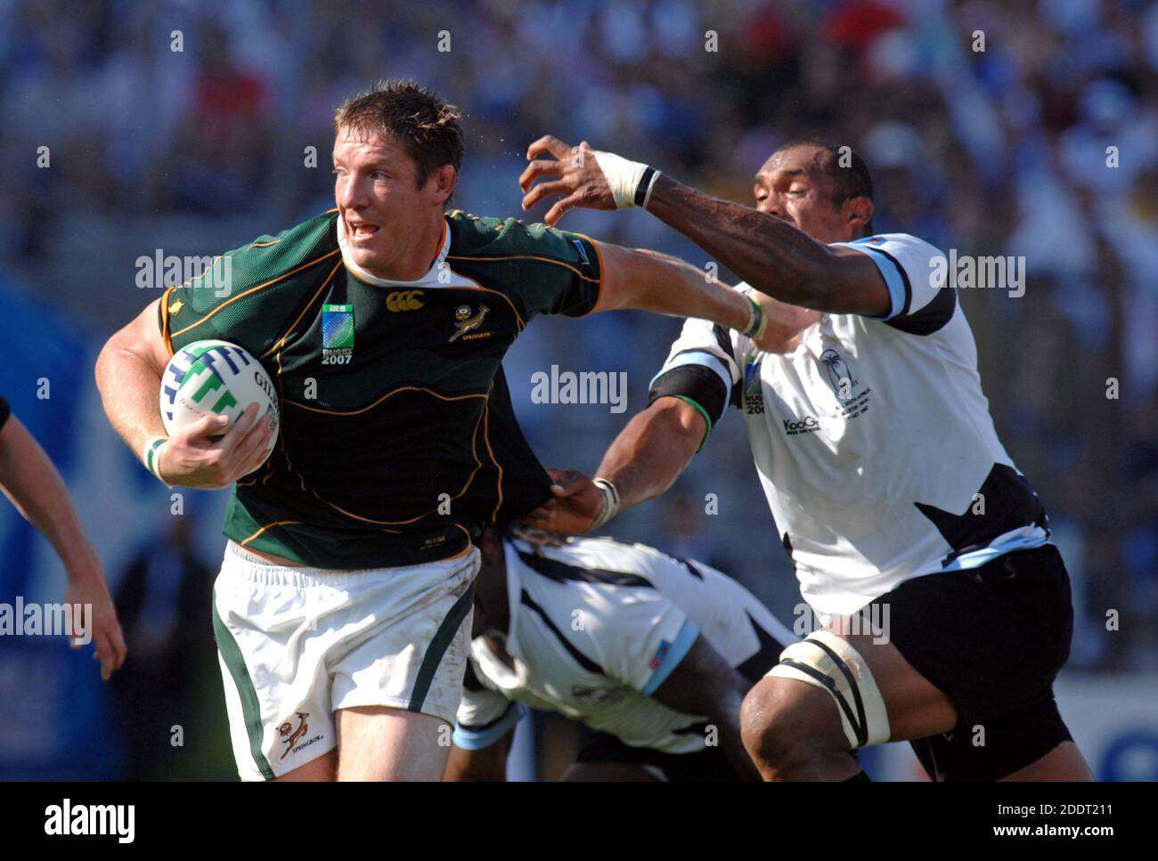Il giocatore di Rugby Bakkies Botha del Sud Africa, corre con la palla durante la partita Figi vs Sud Africa, della Coppa del mondo di Rugby Francia 2007, a Marsiglia Foto Stock