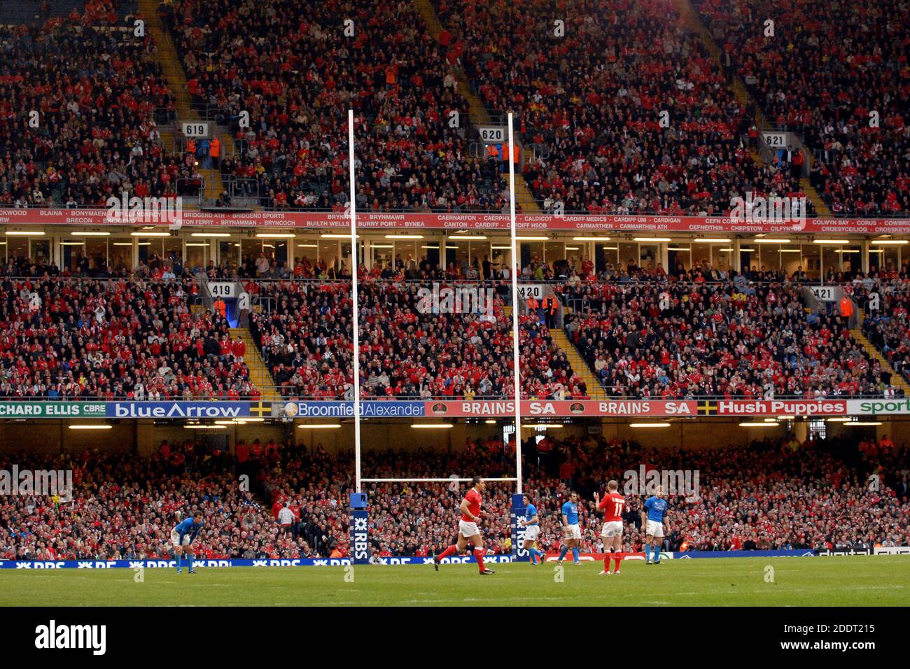 I tifosi di Rugby si riuniscono allo stadio Millennium per la partita di rugby Six Nations Galles vs Italia, a Cardiff, Galles. Foto Stock