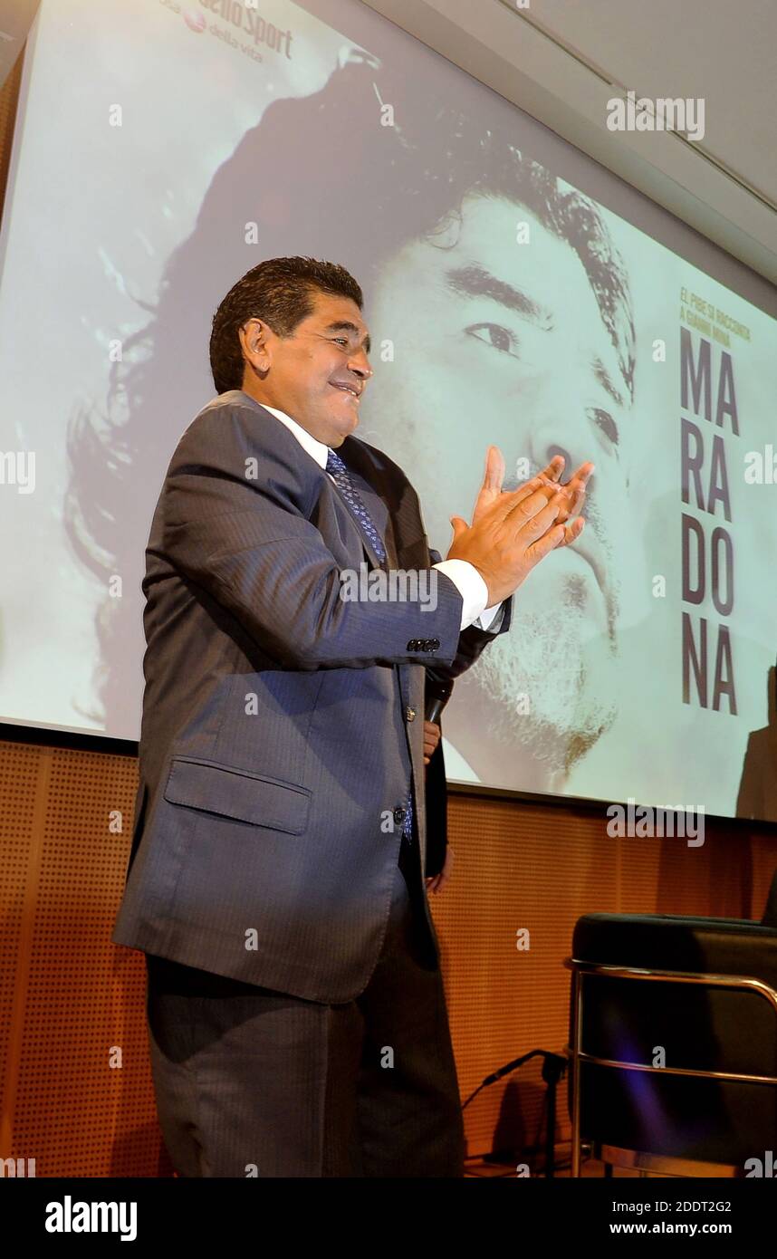 Leggendario calciatore argentino Diego Armando Maradona, uno dei più grandi calciatori di sempre, durante una conferenza stampa, a Milano. Foto Stock