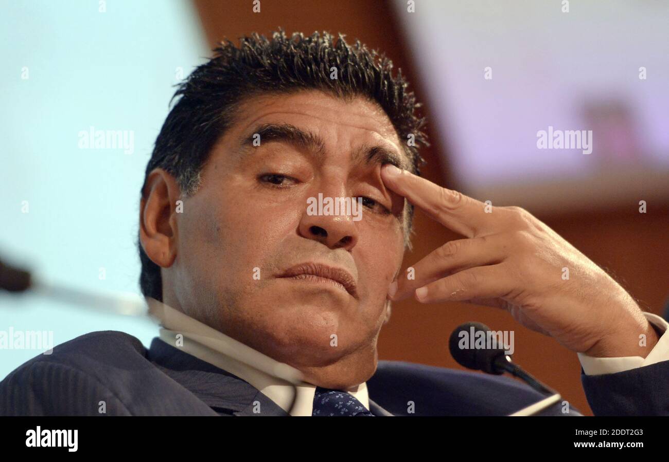 Leggendario calciatore argentino Diego Armando Maradona, uno dei più grandi calciatori di sempre, durante una conferenza stampa, a Milano. Foto Stock