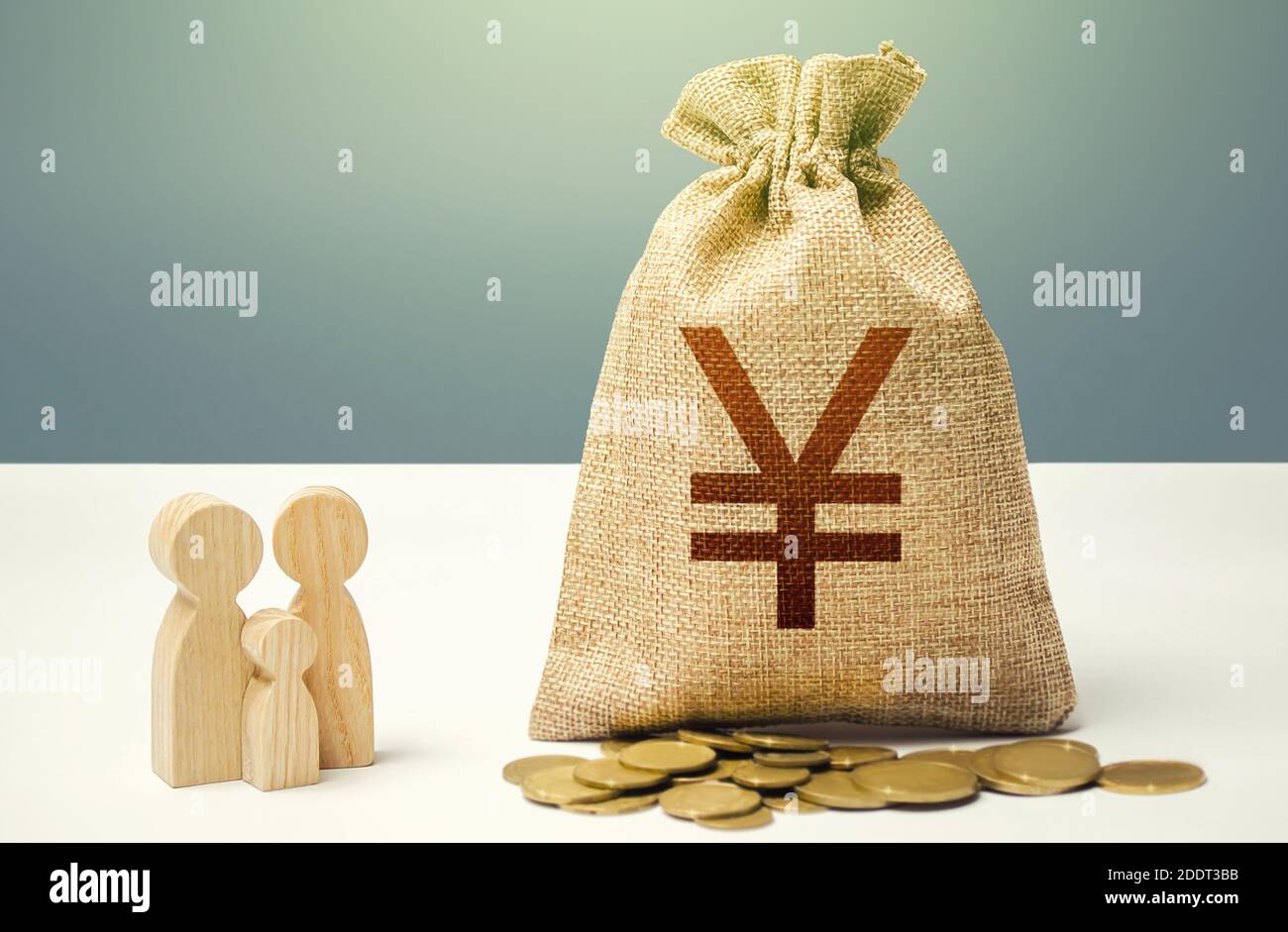 Borsa Yuan Yen con soldi e figurine di famiglia. Sostegno finanziario alle istituzioni sociali. Investimenti in capitale umano, cultura e progetti sociali Foto Stock