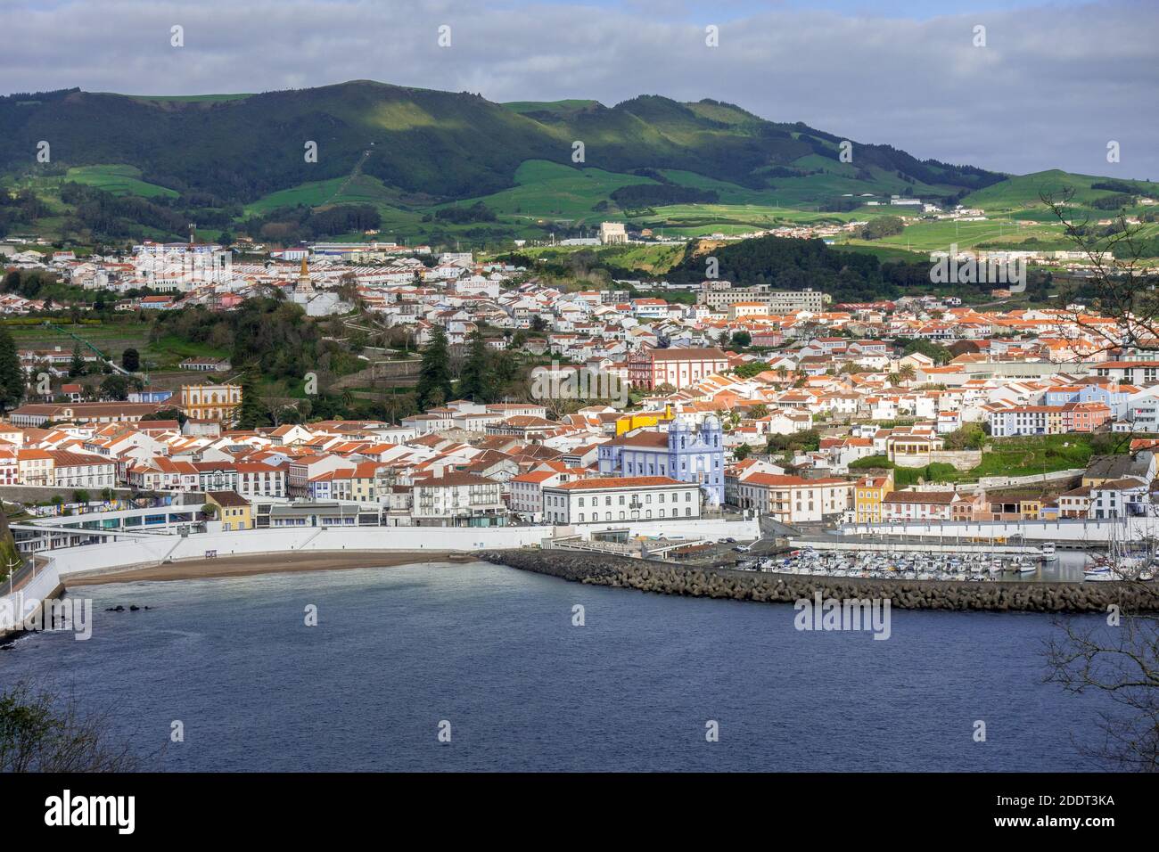 Vista sulla baia di Angra do Heroismo e sul centro città Vista aerea dal vulcano Monte Brasil sull'isola di Terceira Le Azzorre Portogallo Foto Stock