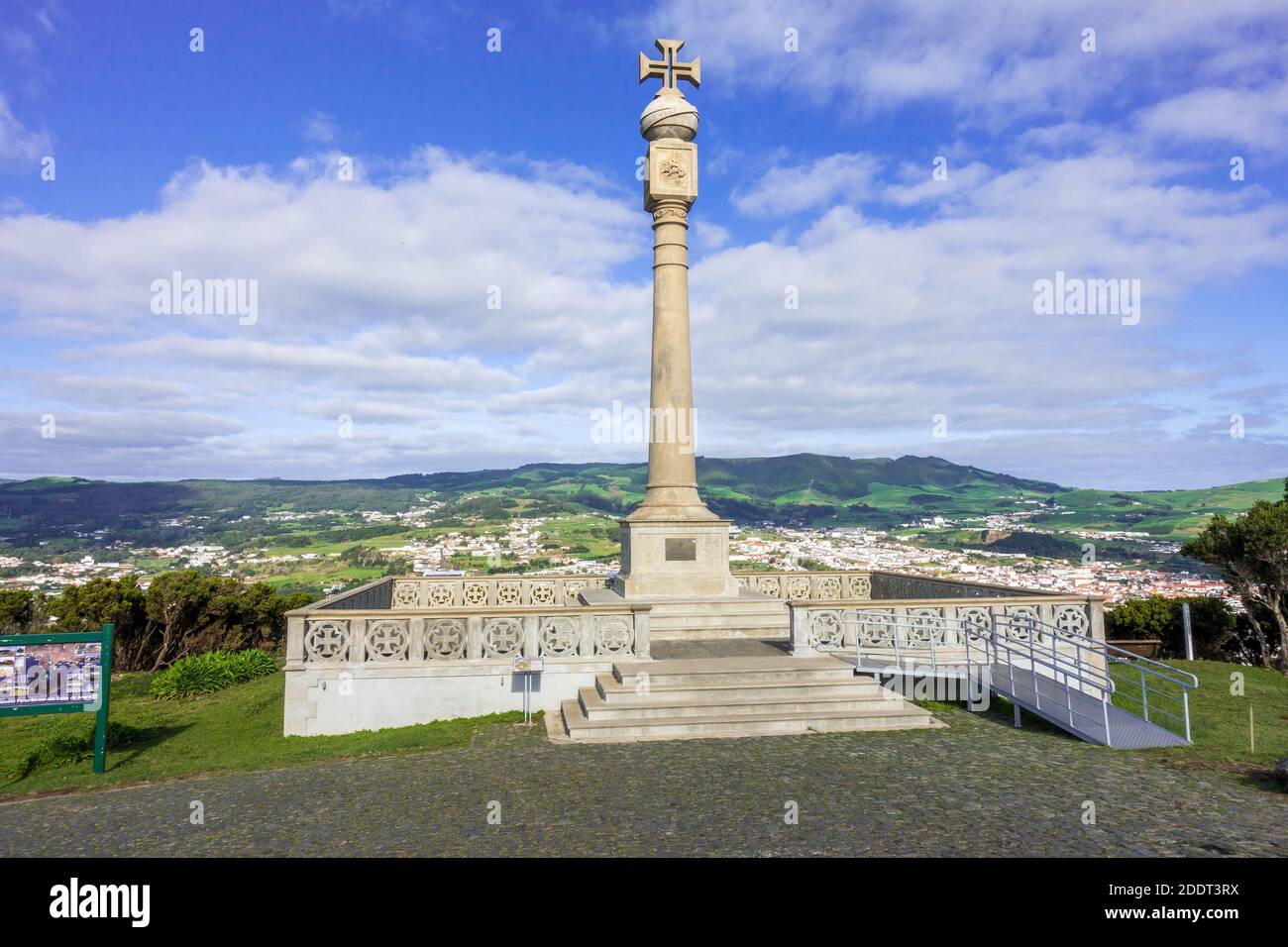 Monumento che celebra l'occupazione portoghese delle Azzorre Il vertice di Monte Brasil il il Vulcano Terceira Isola Azzorre Portogallo Foto Stock