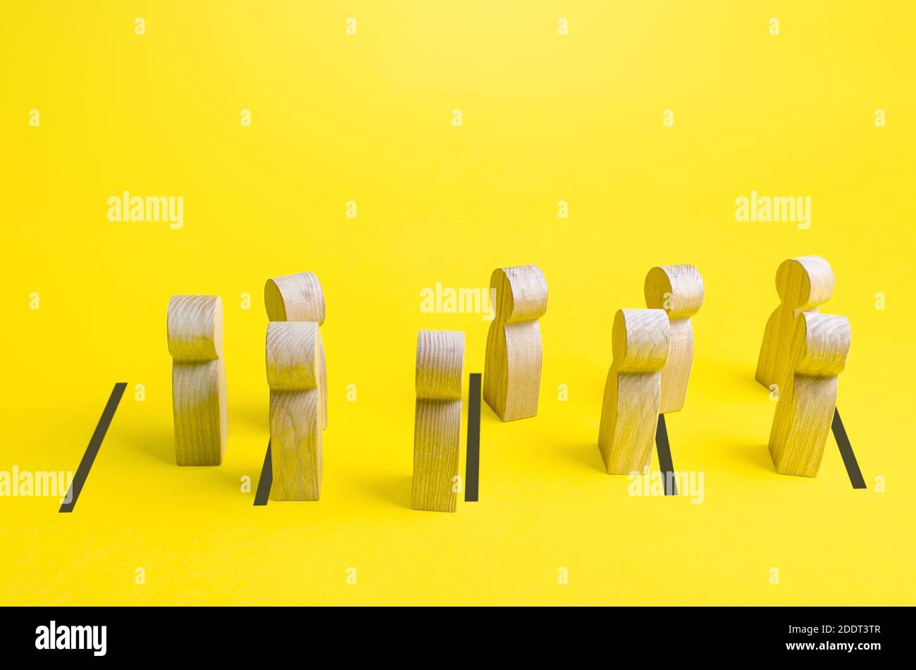 Le figure delle persone in linea non mantengono la distanza sociale e rompono la formazione. Mancanza di disciplina, ignorare le regole anti-epidemiche. Aumento del rischio di Foto Stock