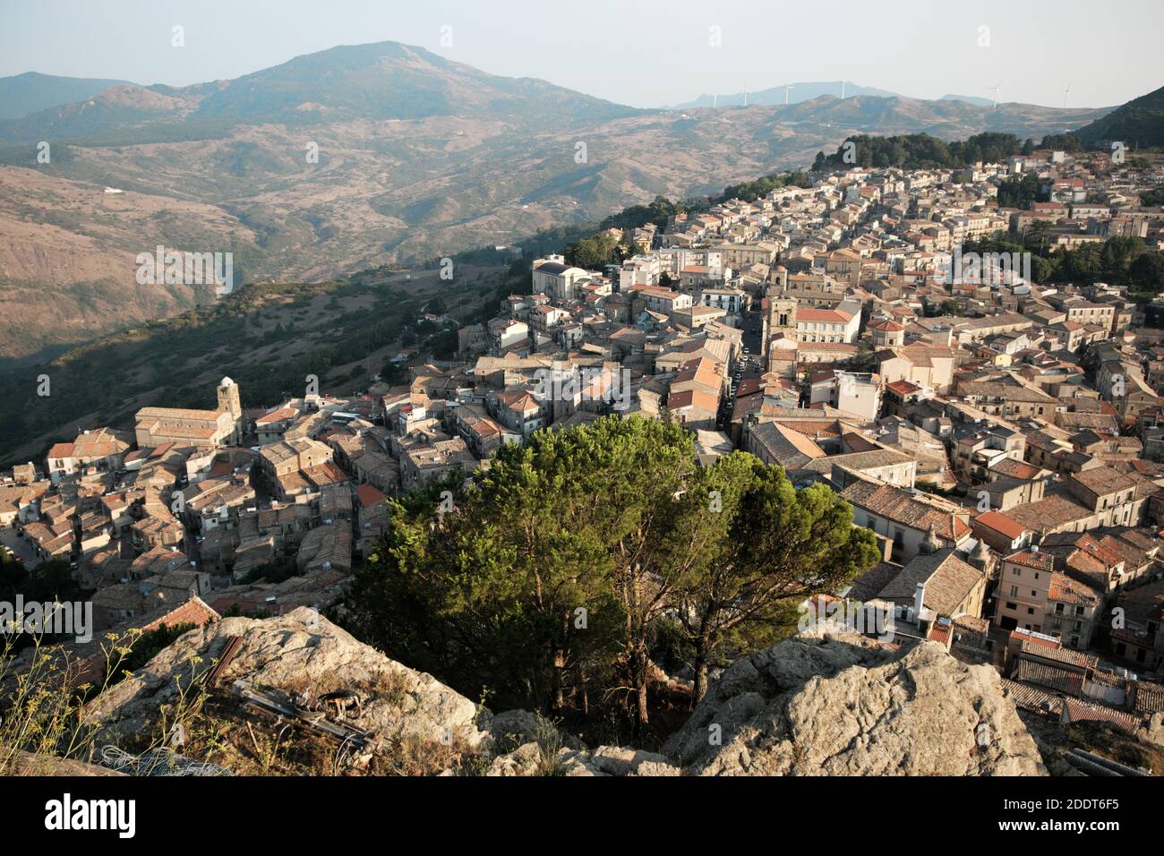 Panorama su tetti e strade in cima alla città di montagna Mistretta Di architettura siciliana e prove della natura Foto Stock