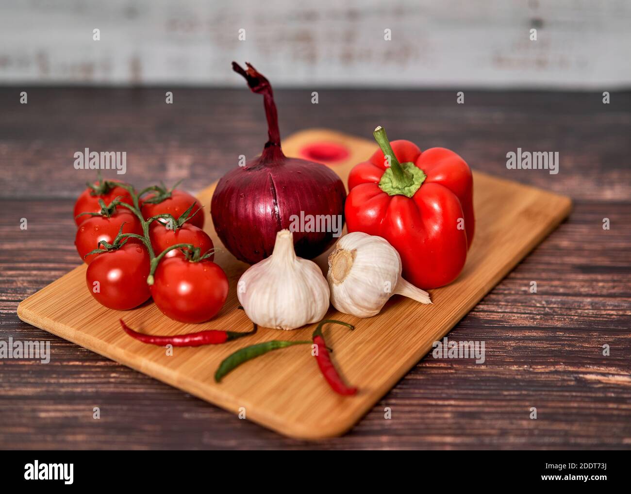 Verdure fresche su un tagliere Foto stock - Alamy