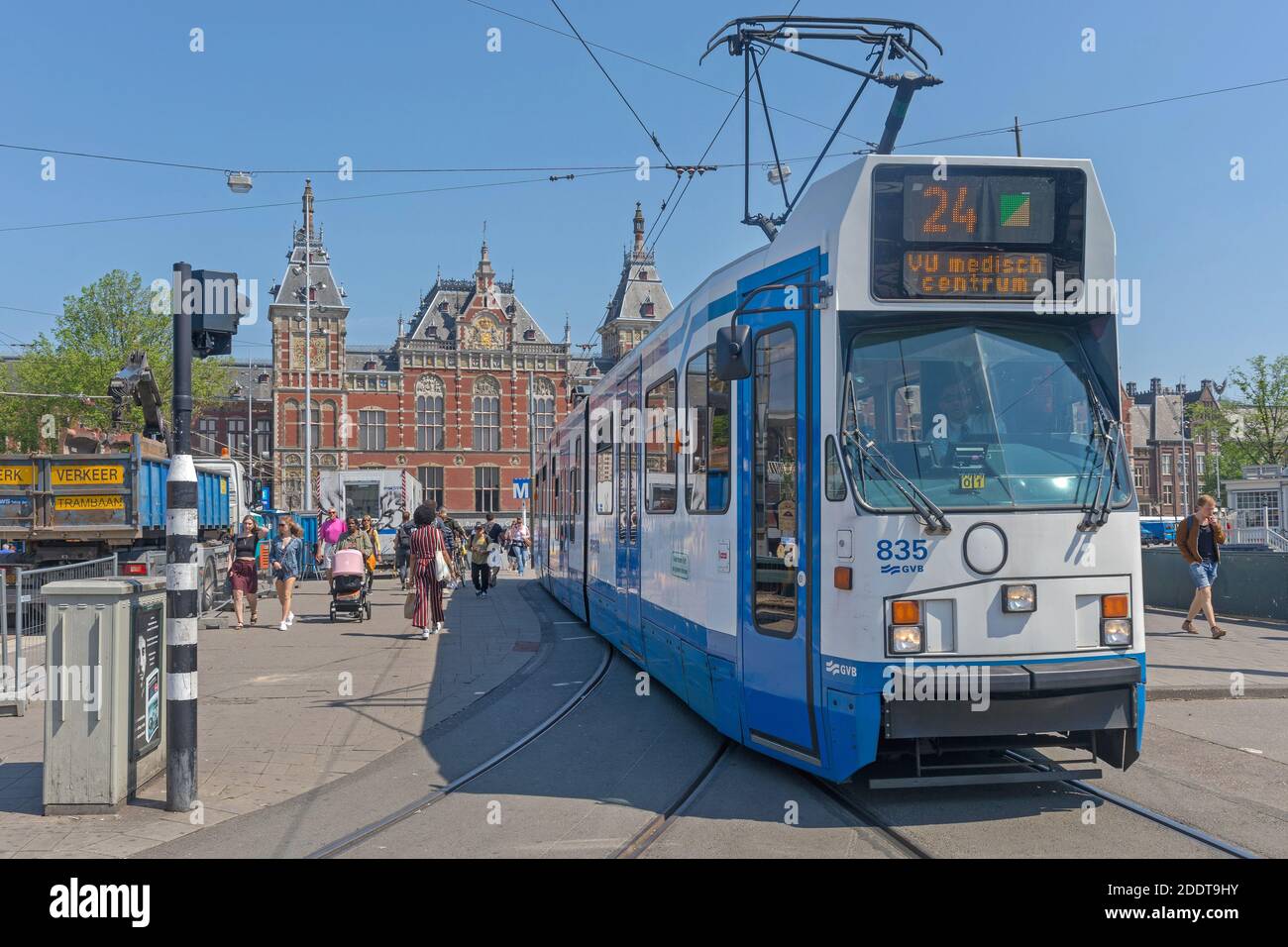 Amsterdam, Paesi Bassi - 14 maggio 2018: Tram pubblico e stazione ferroviaria centrale ad Amsterdam, Olanda. Foto Stock