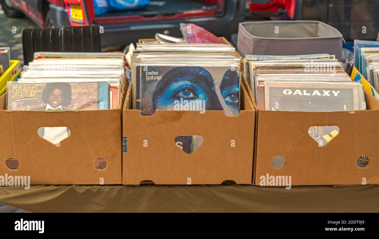 Amsterdam, Paesi Bassi - 16 maggio 2018: Scatole di dischi in vinile usati al mercato delle pulci di Amsterdam, Olanda. Foto Stock