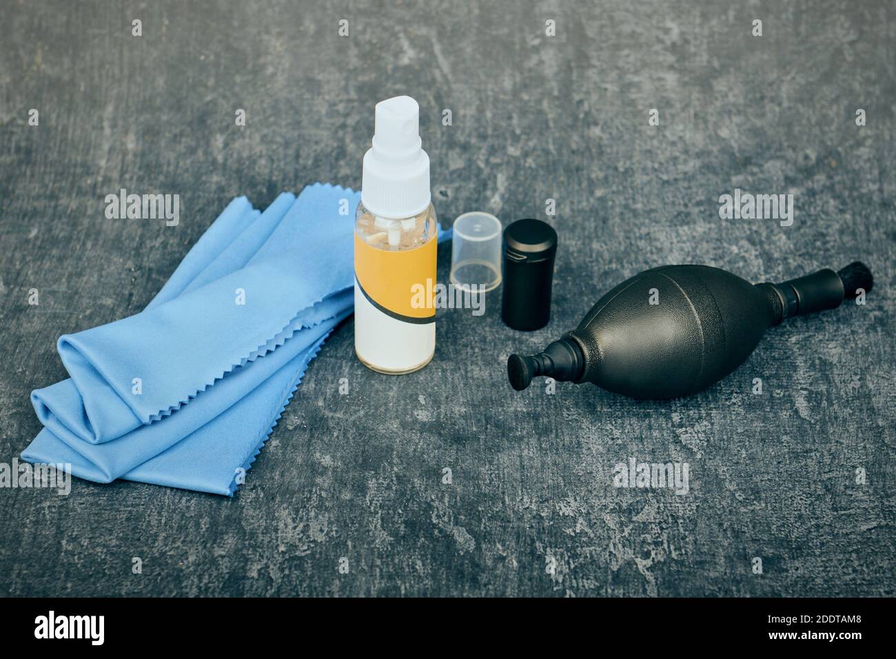 Accessori per la pulizia di ottiche, liquido detergente, bulbo in gomma e panno per la pulizia in microfibra, profondità di nitidezza ridotta Foto Stock