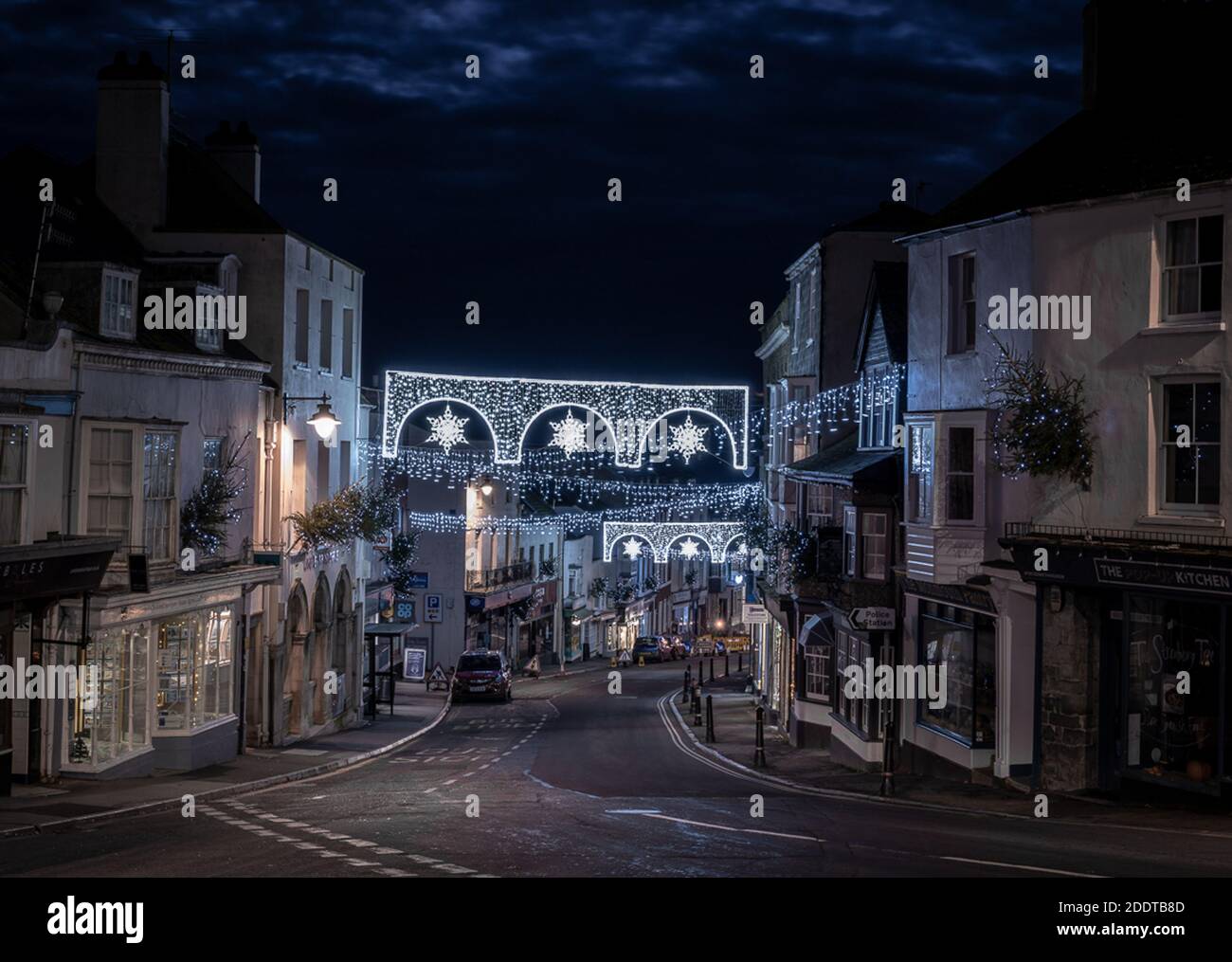 Lyme Regis, Dorset, Regno Unito. 26 Nov 2020. UK Weather: Le luci di Natale brillano su una fredda mattina d'inverno portando un po' di allegria pre-natalizia a Lyme Regis. Credit: Celia McMahon/Alamy Live News Foto Stock