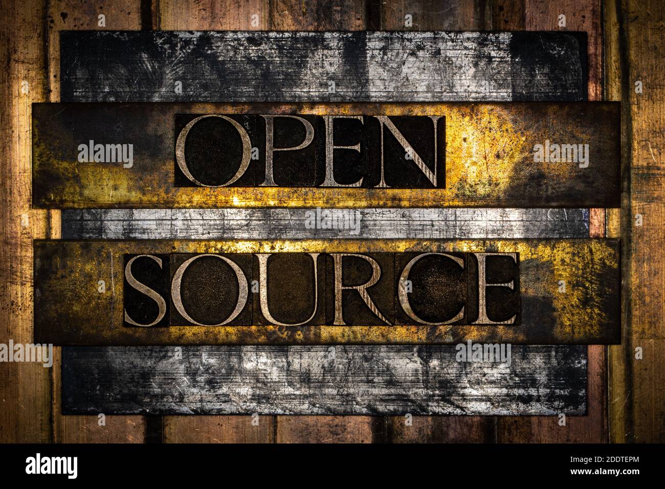 Testo open source formato da autentiche lettere di testo su vintage texture grunge bronzo sfondo Foto Stock