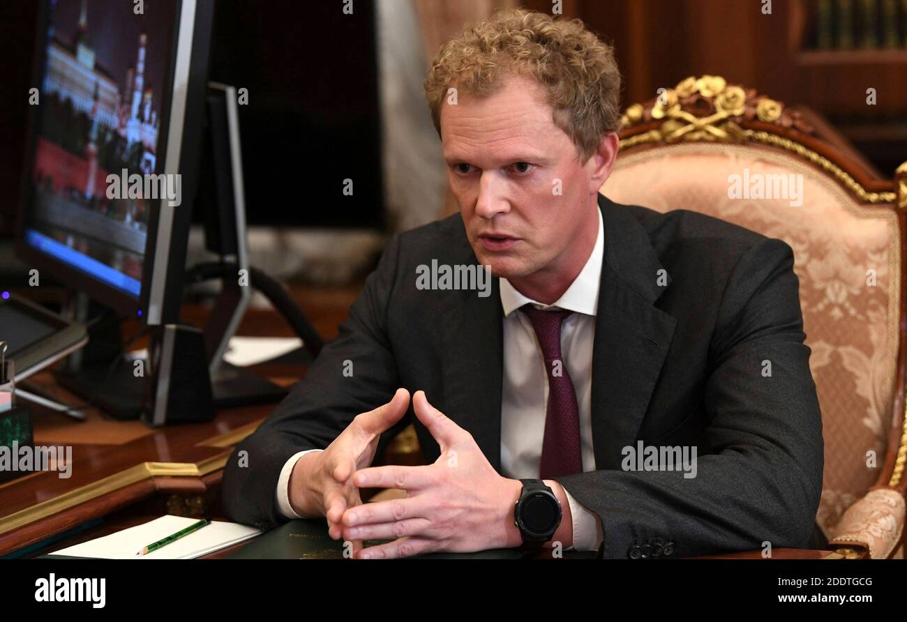 Daniil Egorov, direttore del servizio fiscale federale russo, durante un incontro diretto con il presidente Vladimir Putin al Cremlino, il 19 novembre 2020, fuori da Mosca, Russia. Foto Stock