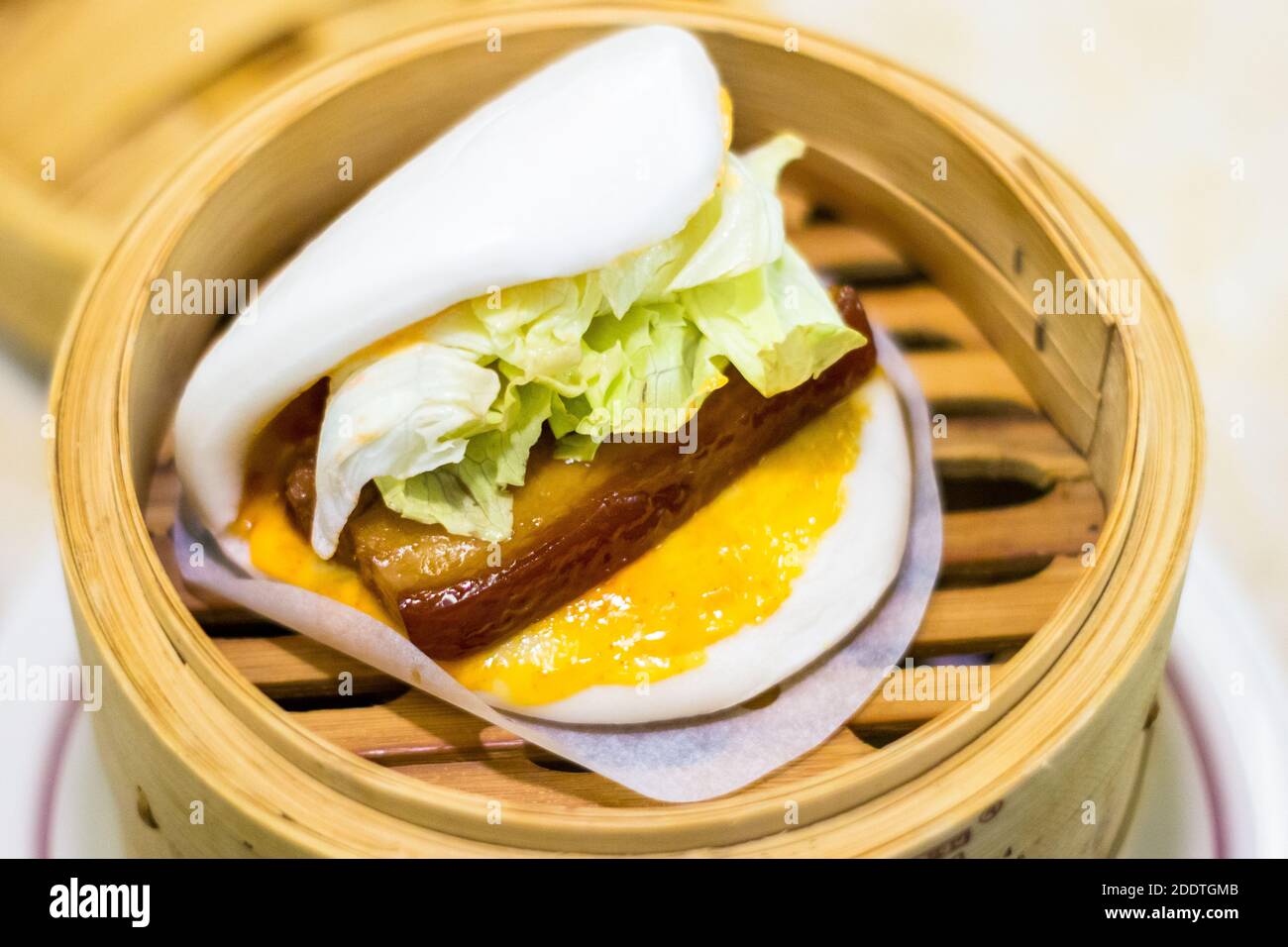 Panino di maiale al vapore in un ristorante cinese locale a Makati City, Filippine Foto Stock
