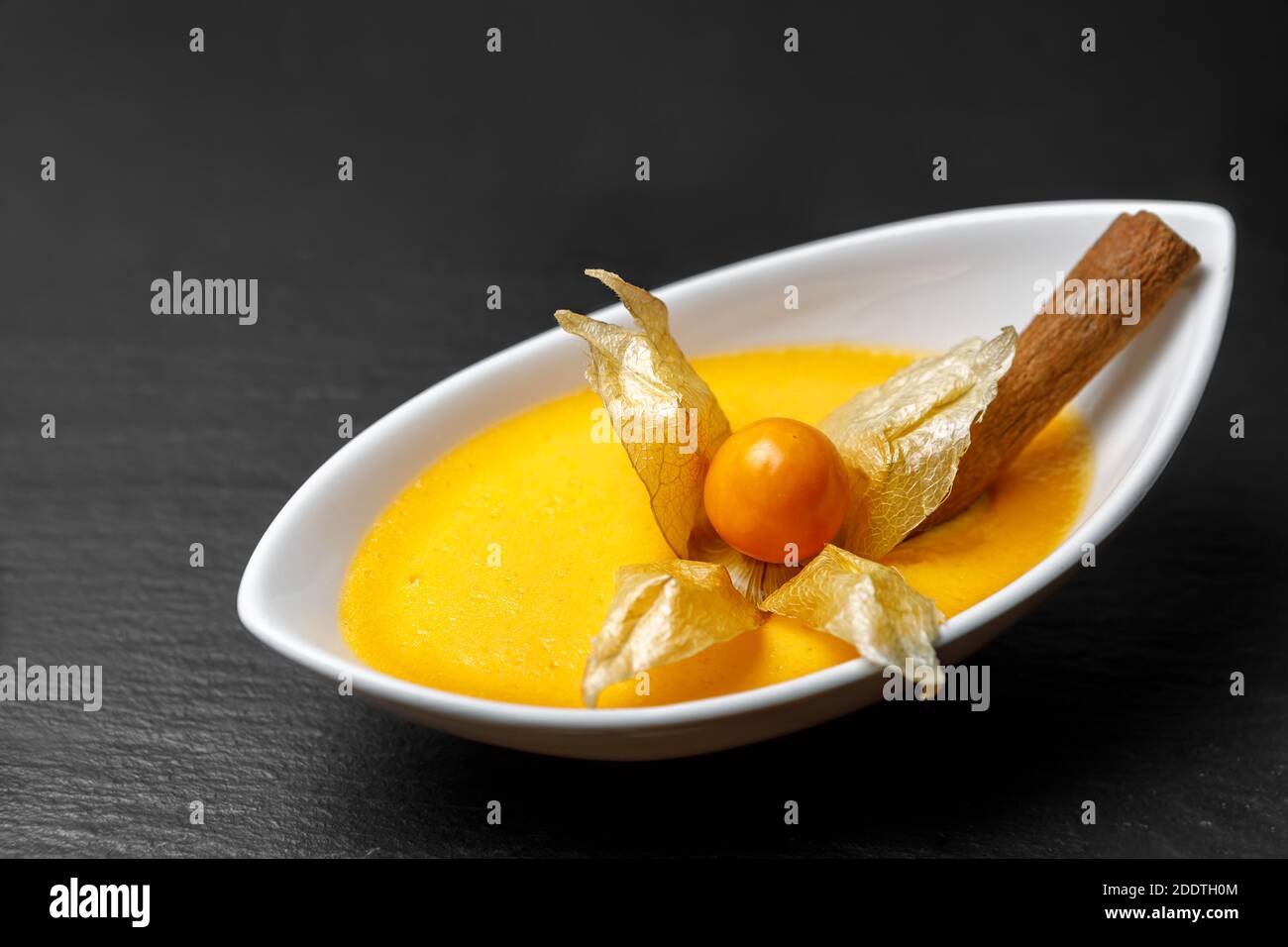 Crema pudding in un piatto decorato con fisico. Primo piano Foto Stock