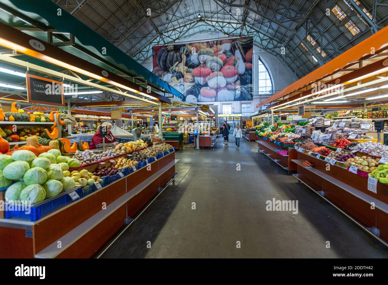 Stand di verdure nel mercato centrale di riga, riga, Lettonia Foto Stock