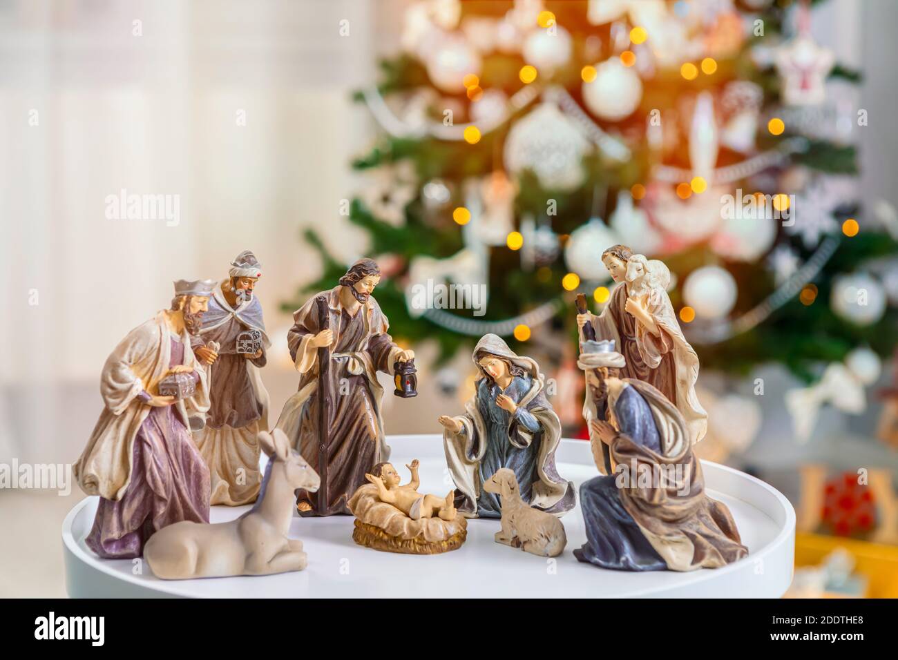 Scena del presepe di Natale con figurine tra cui Gesù, Maria, Giuseppe, pecore e saggi. Focus sulla madre! Foto Stock