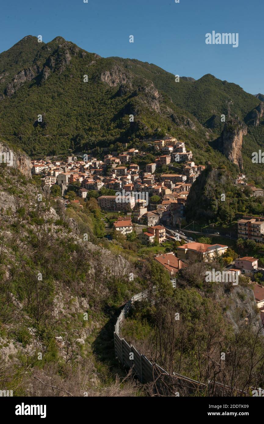 Vista sul paese di Orsomarso (provincia di Cosenza, Calabria) Italia Foto Stock
