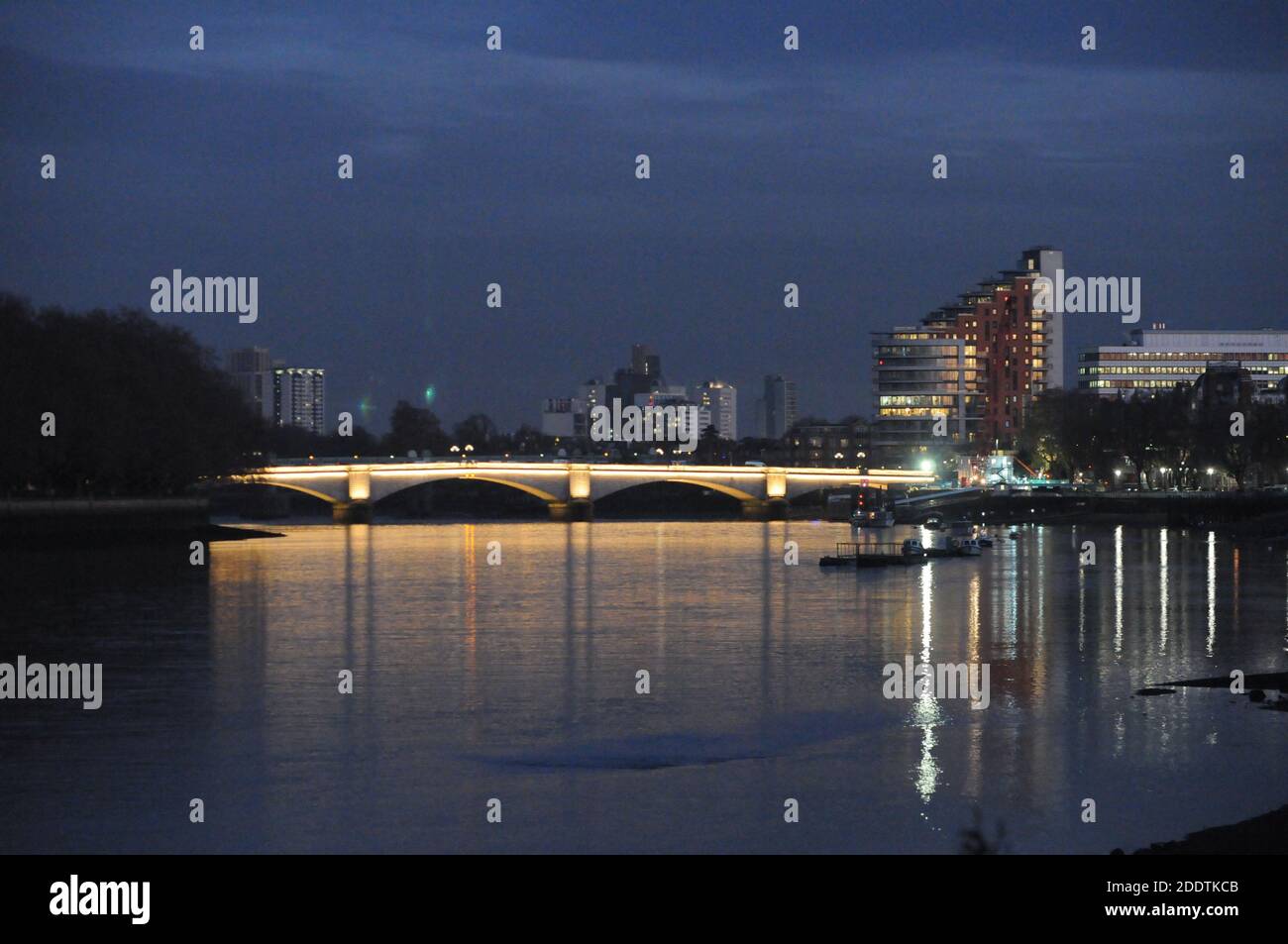 Londra, Regno Unito. 26 Nov 2020. Putney ponte dove la gara inizia tradizionalmente. La Boat Race Company Limited (BRCL) ha annunciato oggi che la Boat Race tra Oxford e Cambridge si terrà sulla Great Ouse a Ely nell'aprile 2021. L'evento vedrà la 166a gara maschile e la 75esima gara femminile in barca. La decisione di trasferire l'evento 2021 riflette la sfida di pianificare un evento amatoriale di alto profilo in merito alle continue restrizioni correlate al COVID e all'incertezza sulla sicurezza e la navigazione del ponte Hammersmith. Credit: JOHNNY ARMSTEAD/Alamy Live News Foto Stock