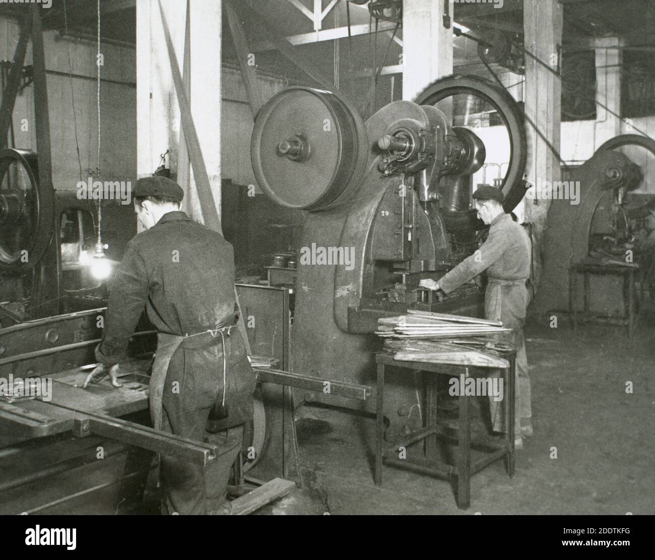 Industria spagnola, 1945. Linea di produzione di un'azienda dedicata alla produzione di componenti per motocicli. Stampaggio del metallo, sezione presse. Spagna, Catalogna, Barcellona. Foto Stock