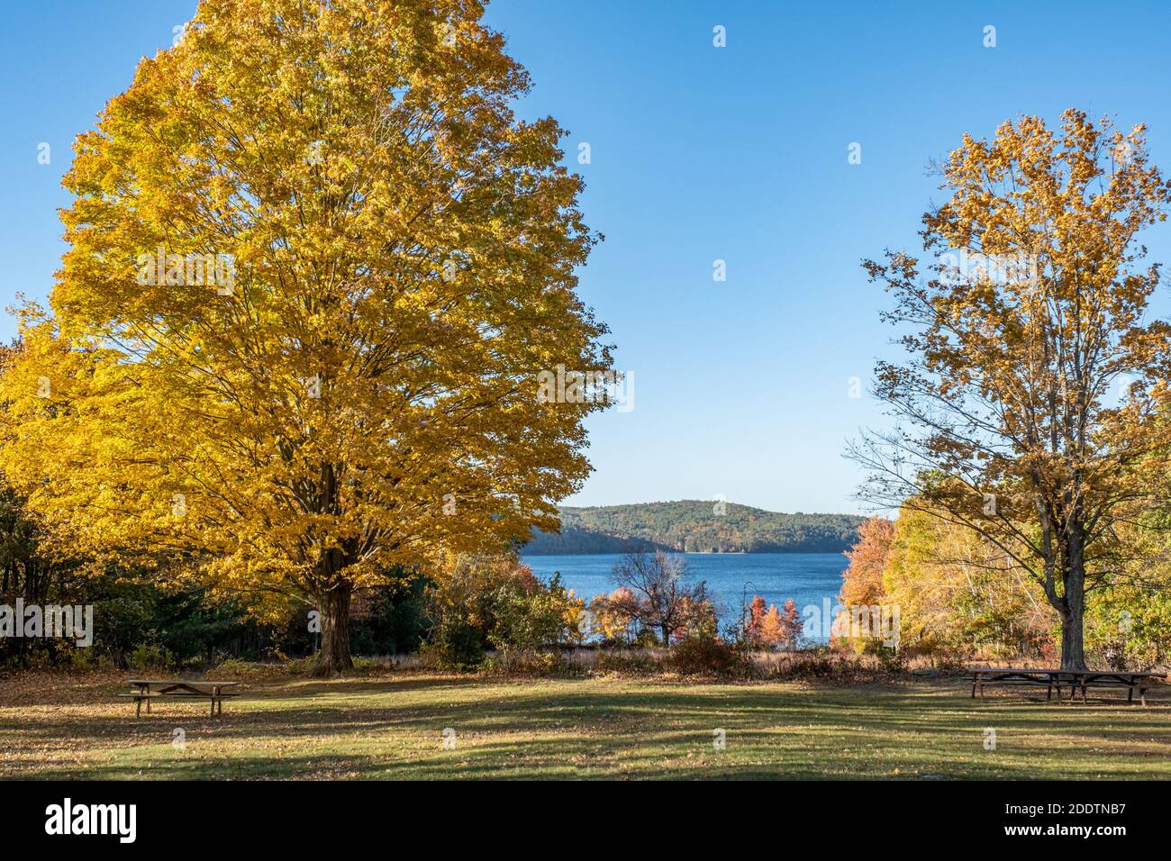 Il lago artificiale di Quabbin, un tempo quattro città prese dal Commonwealth del Massachusetts per creare un approvvigionamento idrico per il Massachusetts orientale Foto Stock