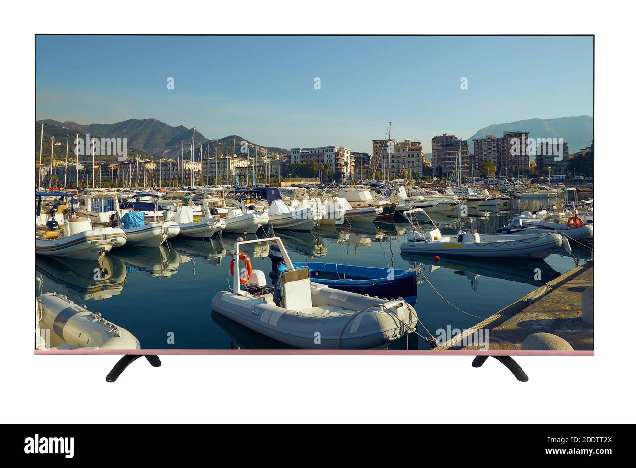 TV 4K moderno con immagine di piccolo dock in Italia con barche e yacht isolati su sfondo bianco Foto Stock