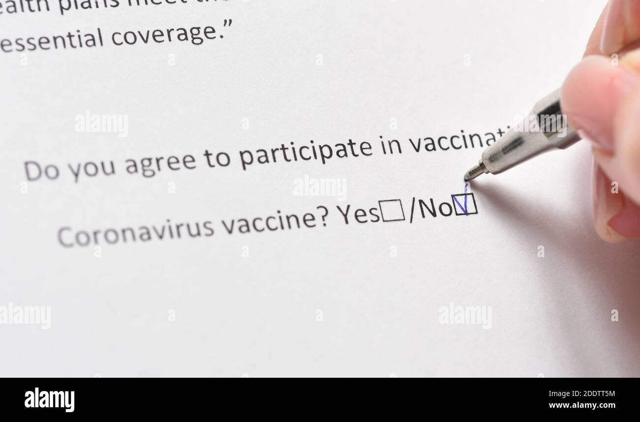 Il rifiuto della vaccinazione contro il coronavirus firma una persona, temendo effetti collaterali Foto Stock