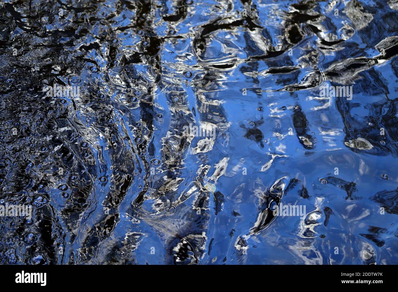 Sfondo fotografico di acque blu lucenti in un fiume di montagna Foto Stock