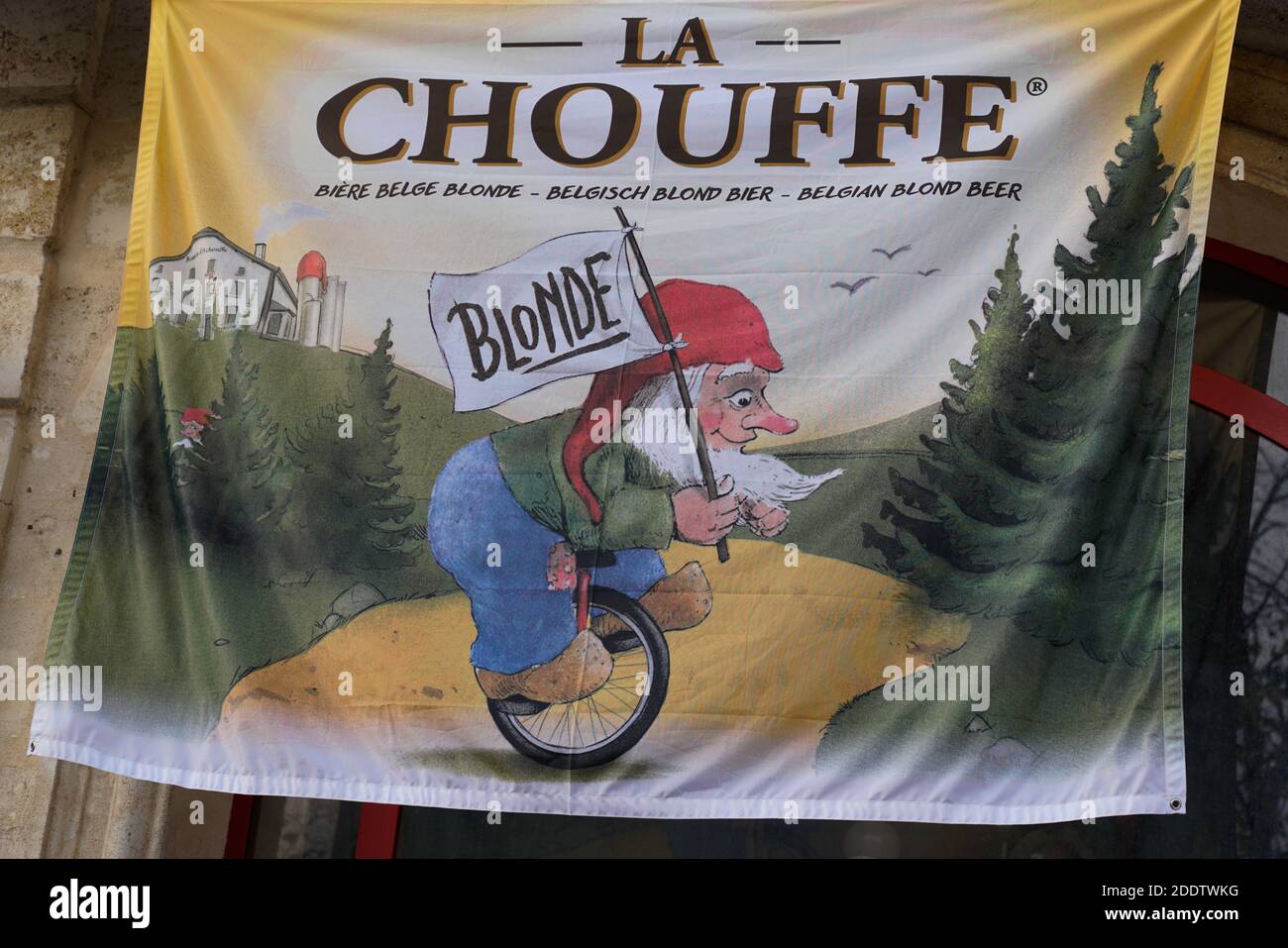 Bordeaux , Aquitaine / Francia - 11 11 2020 : il logo la Chouffe e segno sulla bandiera del Belgio birra bionda Foto Stock