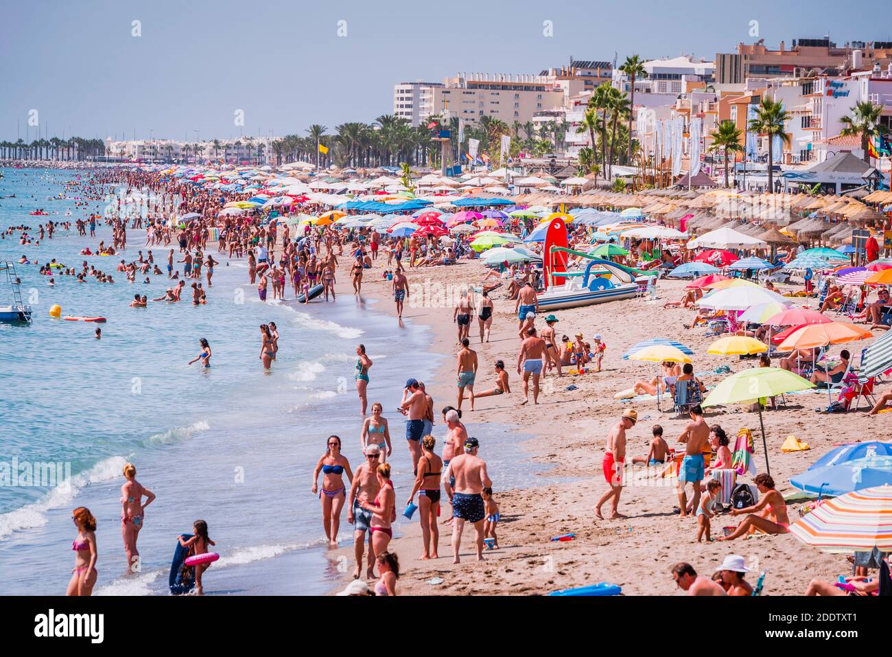 Turisti sulla spiaggia di la Carihuela. Torremolinos, Málaga, Costa de Sol, Andalusia, Spagna, Europa Foto Stock