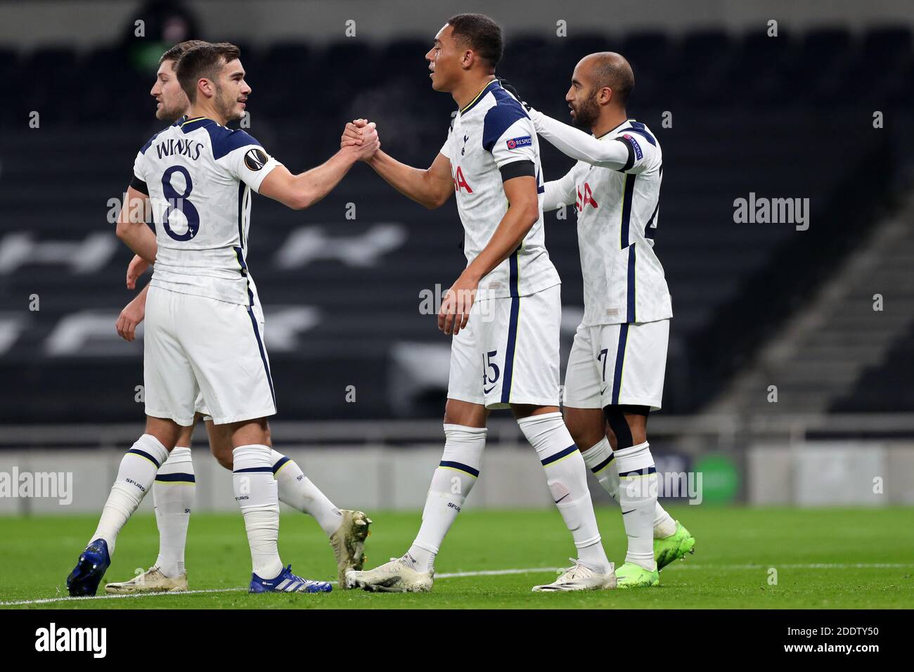 LONDRA, INGHILTERRA. IL 26 NOVEMBRE Carlos Vinicius celebra il suo obiettivo con il centrocampista di Tottenham Harry Winks durante la partita UEFA Europa League Group J tra Tottenham Hotspur e PFC Ludogorets Razgrad al Tottenham Hotspur Stadium di Londra giovedì 26 novembre 2020. (Credit: Jon Bromley | MI News) Credit: MI News & Sport /Alamy Live News Foto Stock