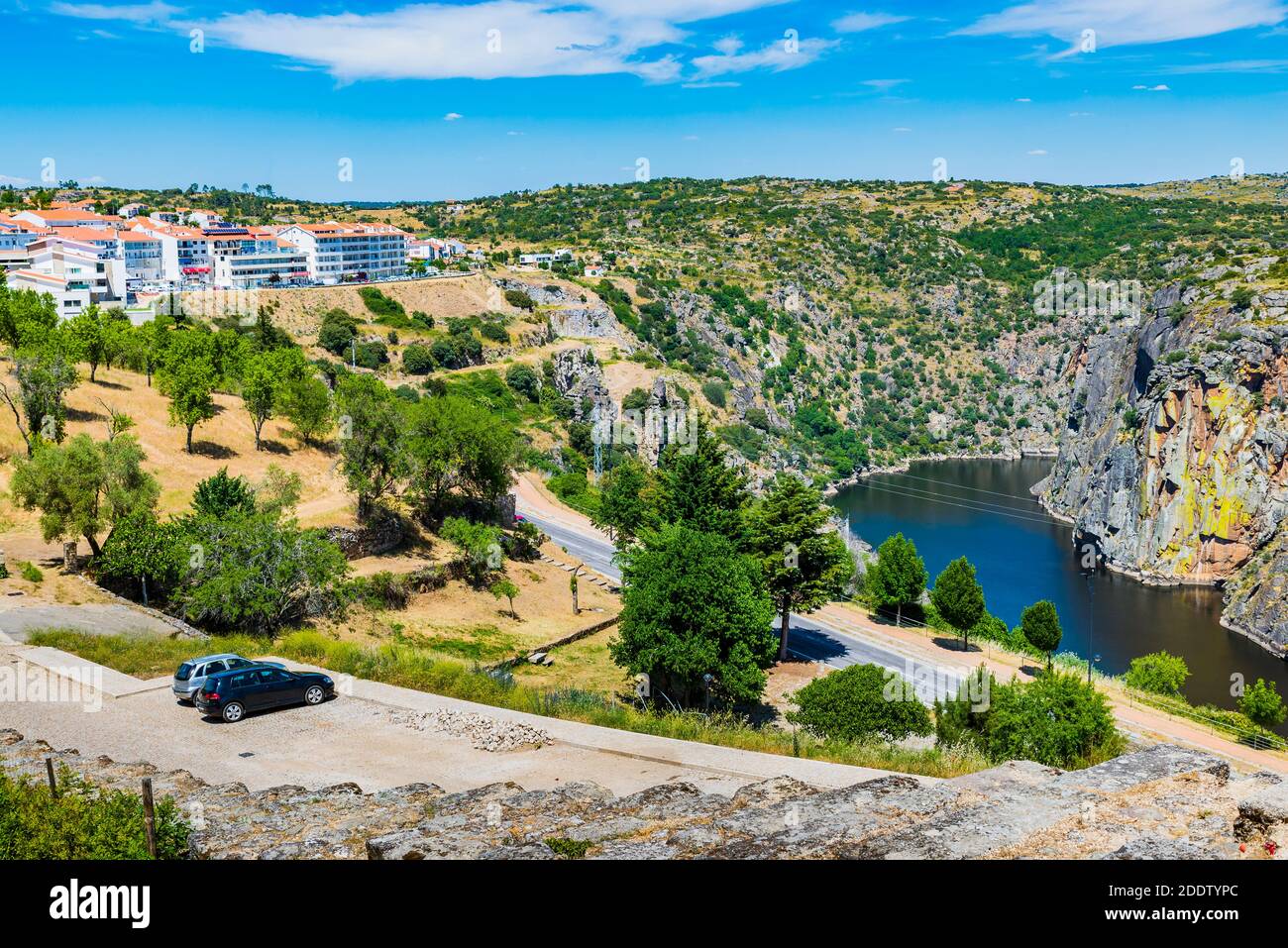 Vista della città di Miranda do Douro e del fiume Duero, il fiume Duero è il confine naturale tra Spagna e Portogallo. Miranda do Douro, Terras de Tr Foto Stock