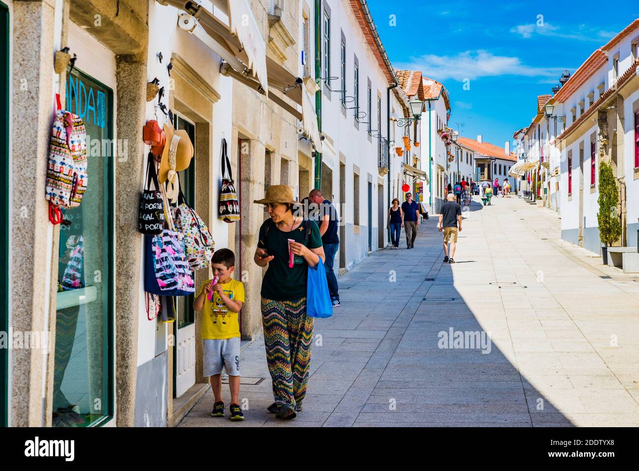 Strada soleggiata nel centro storico. Miranda do Douro, Terras de Trás-os-Montes, Portogallo, Europa Foto Stock