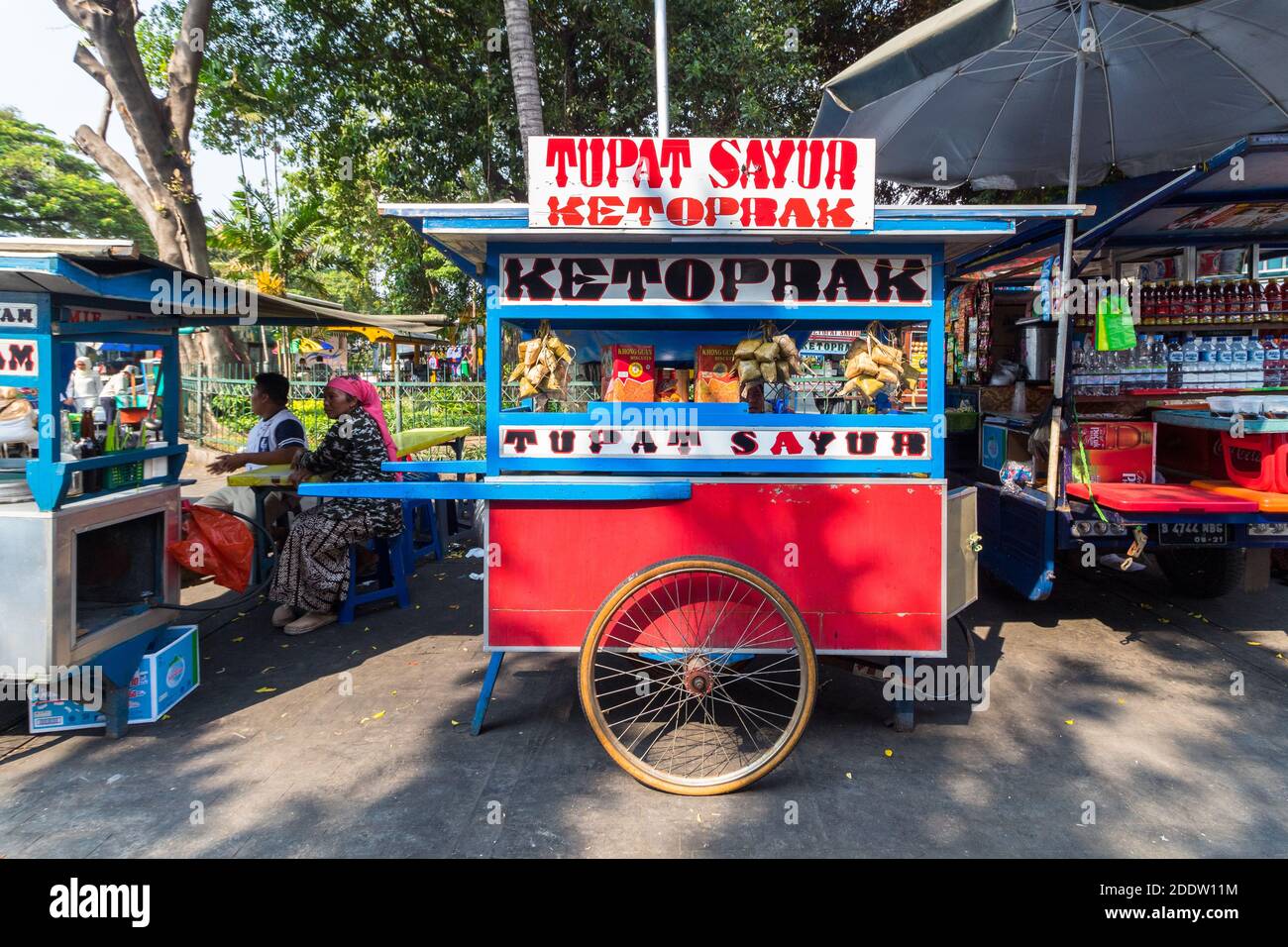 Un carretto di cibo che vende popolari Street food nelle strade di Giacarta, Indonesia Foto Stock